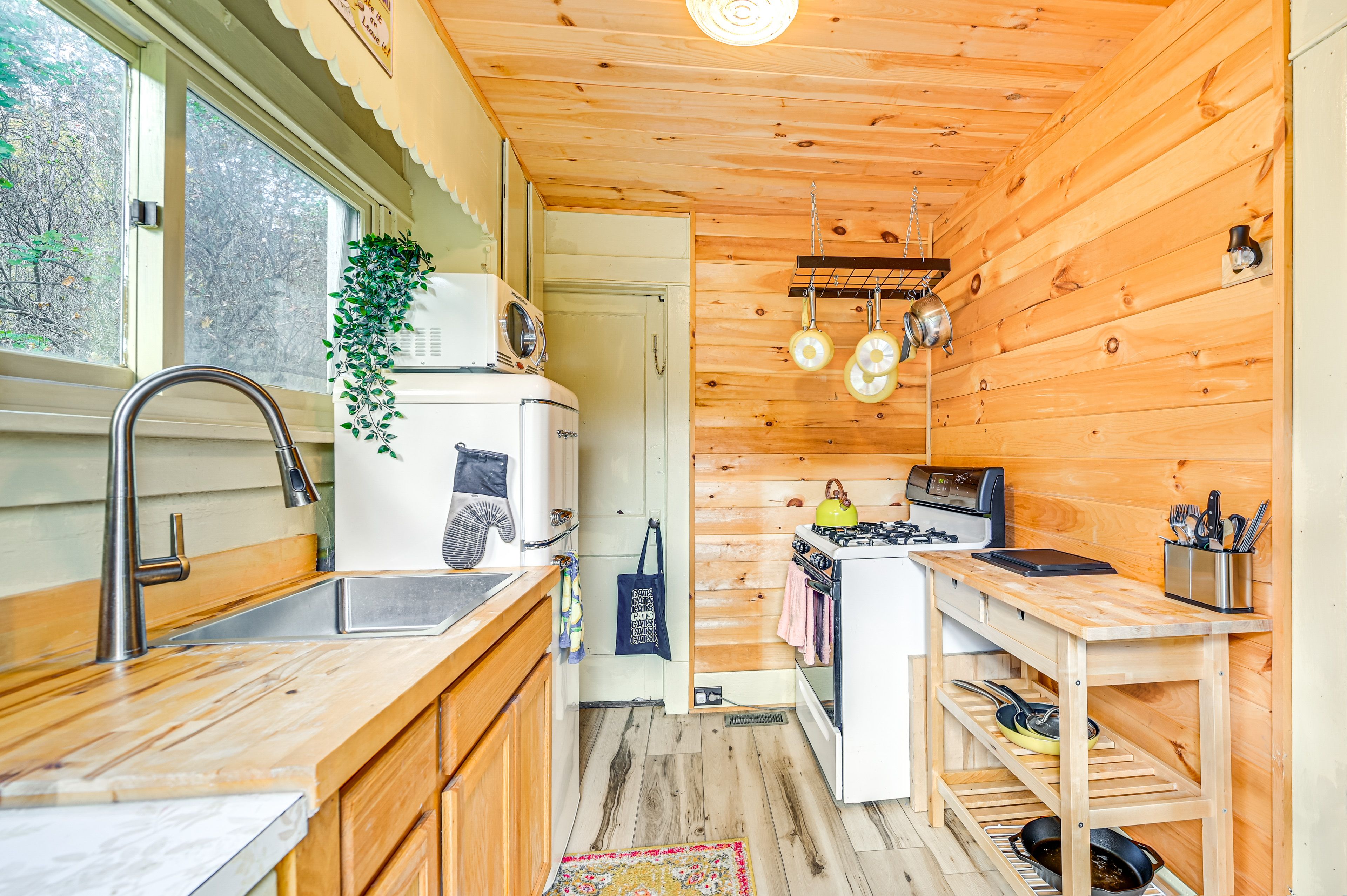 Kitchen | Trash Bags/Paper Towels