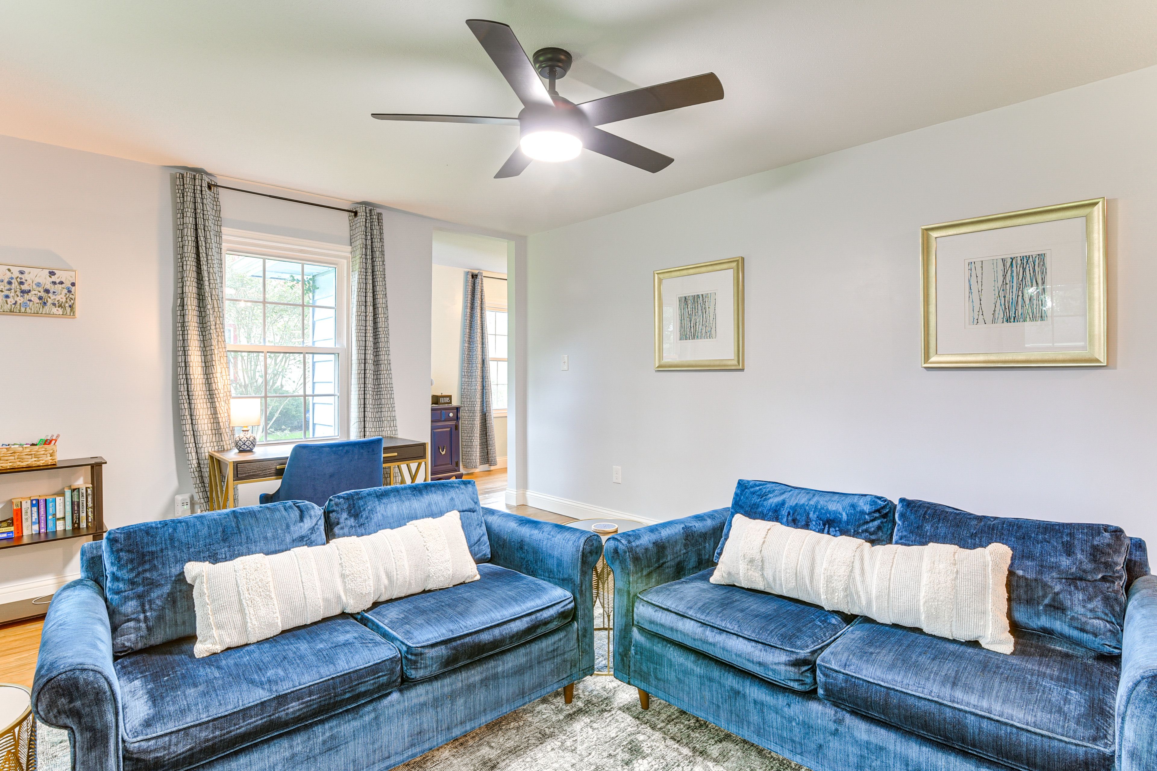 Living Room | Free WiFi | Central Heating & A/C | Smart TV