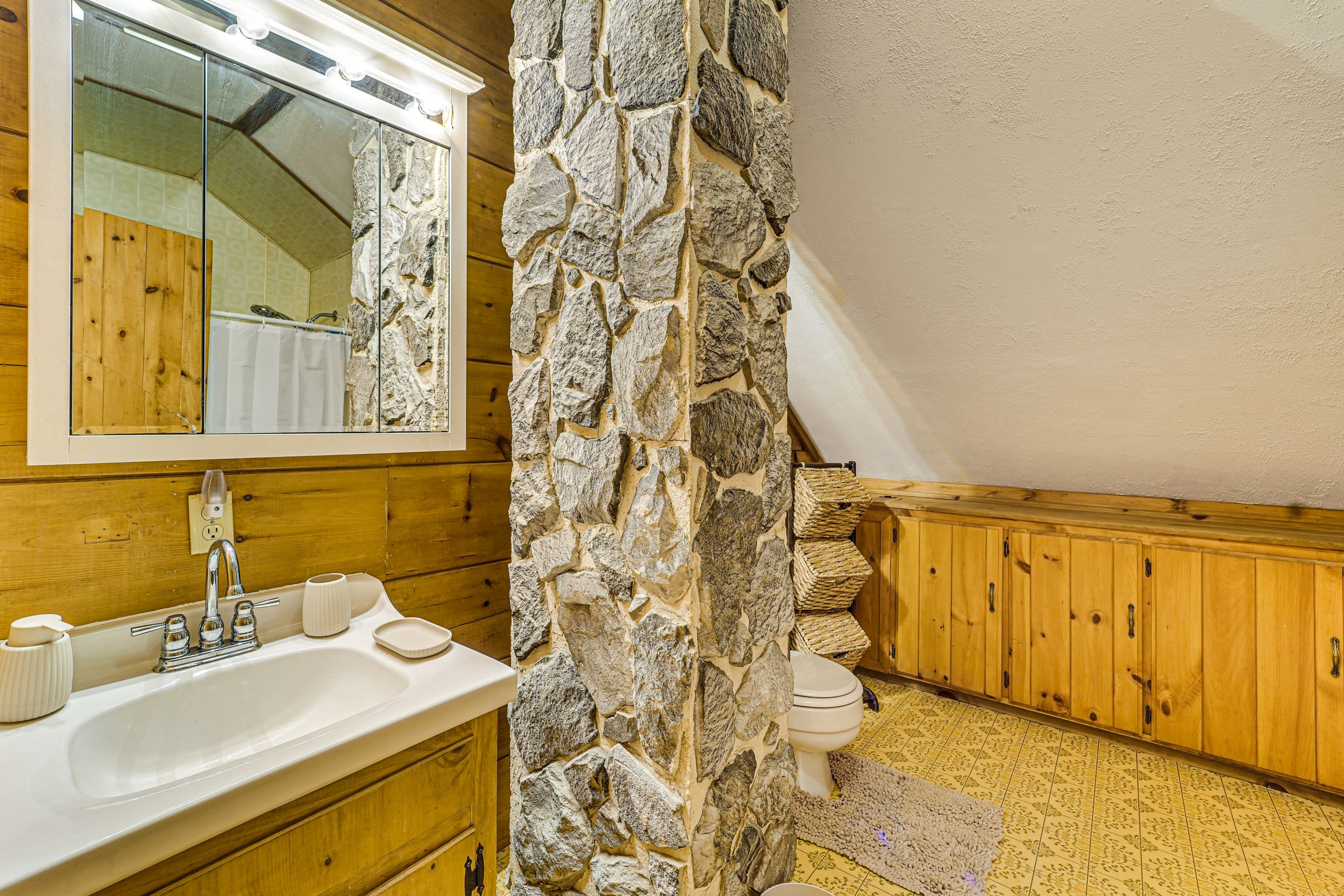 Full Bathroom | Top Level | Complimentary Toiletries