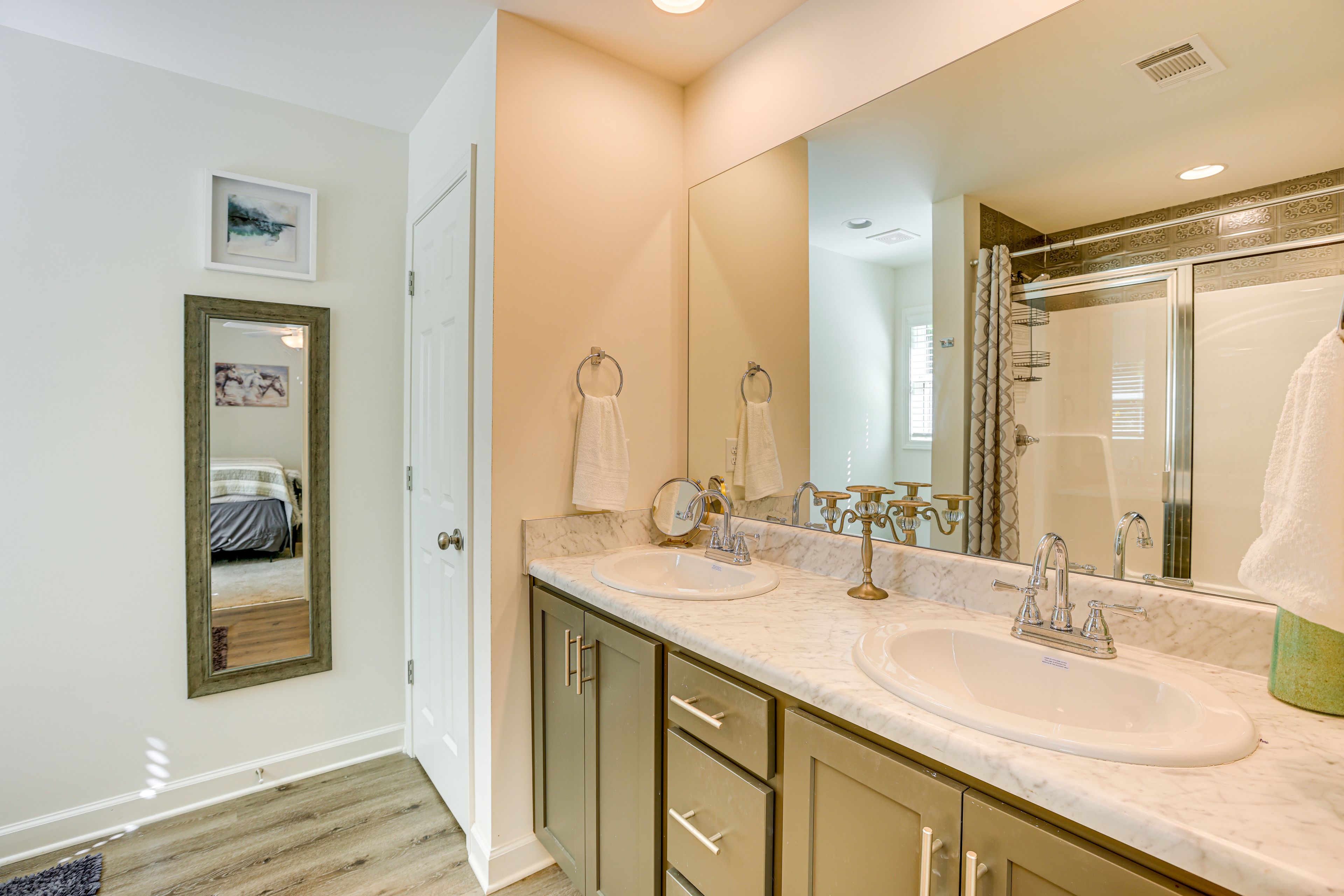 Full Bathroom | Complimentary Toiletries | Towels Provided | Hair Dryer