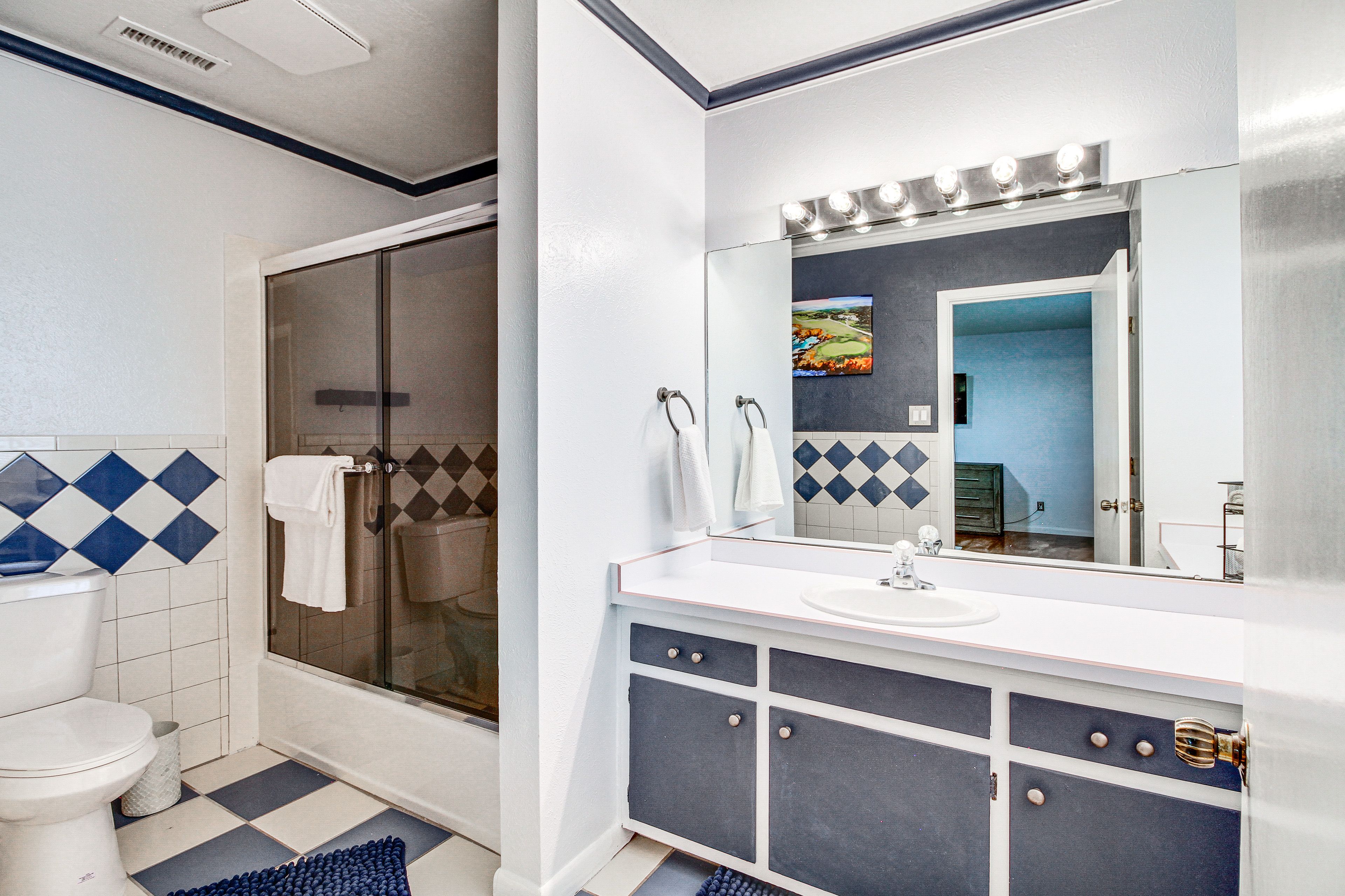 En-Suite Bathroom | Towels Provided