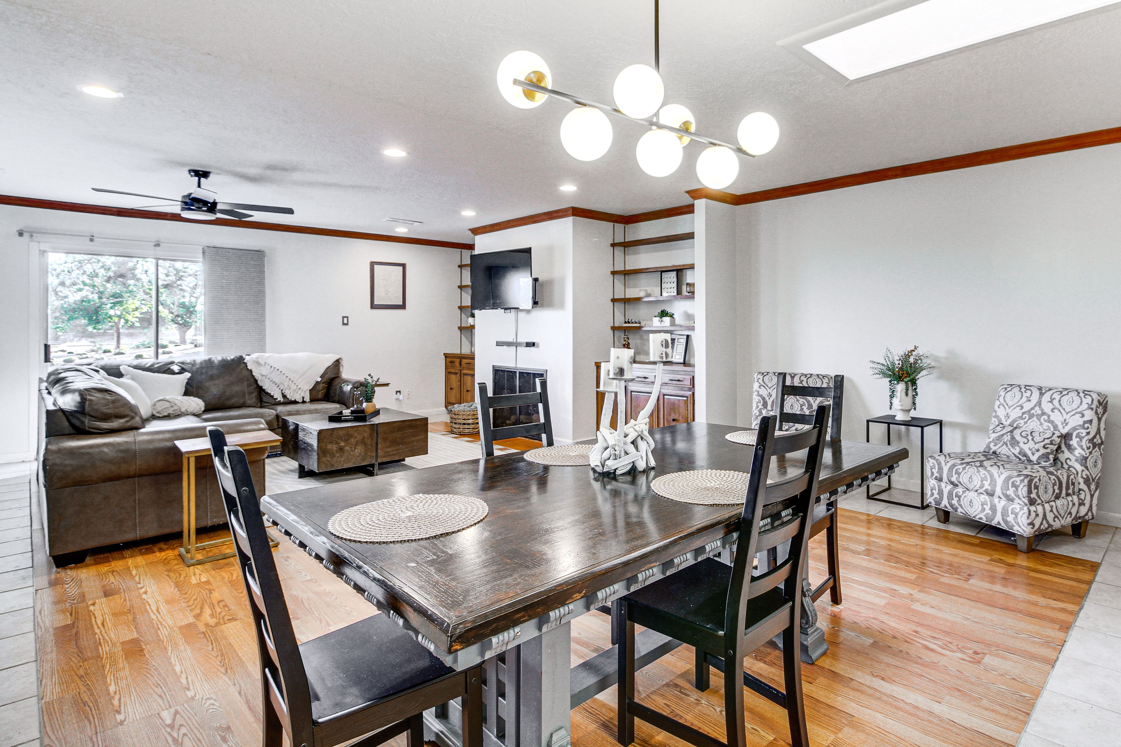 Dining Area | Dishware/Flatware Provided