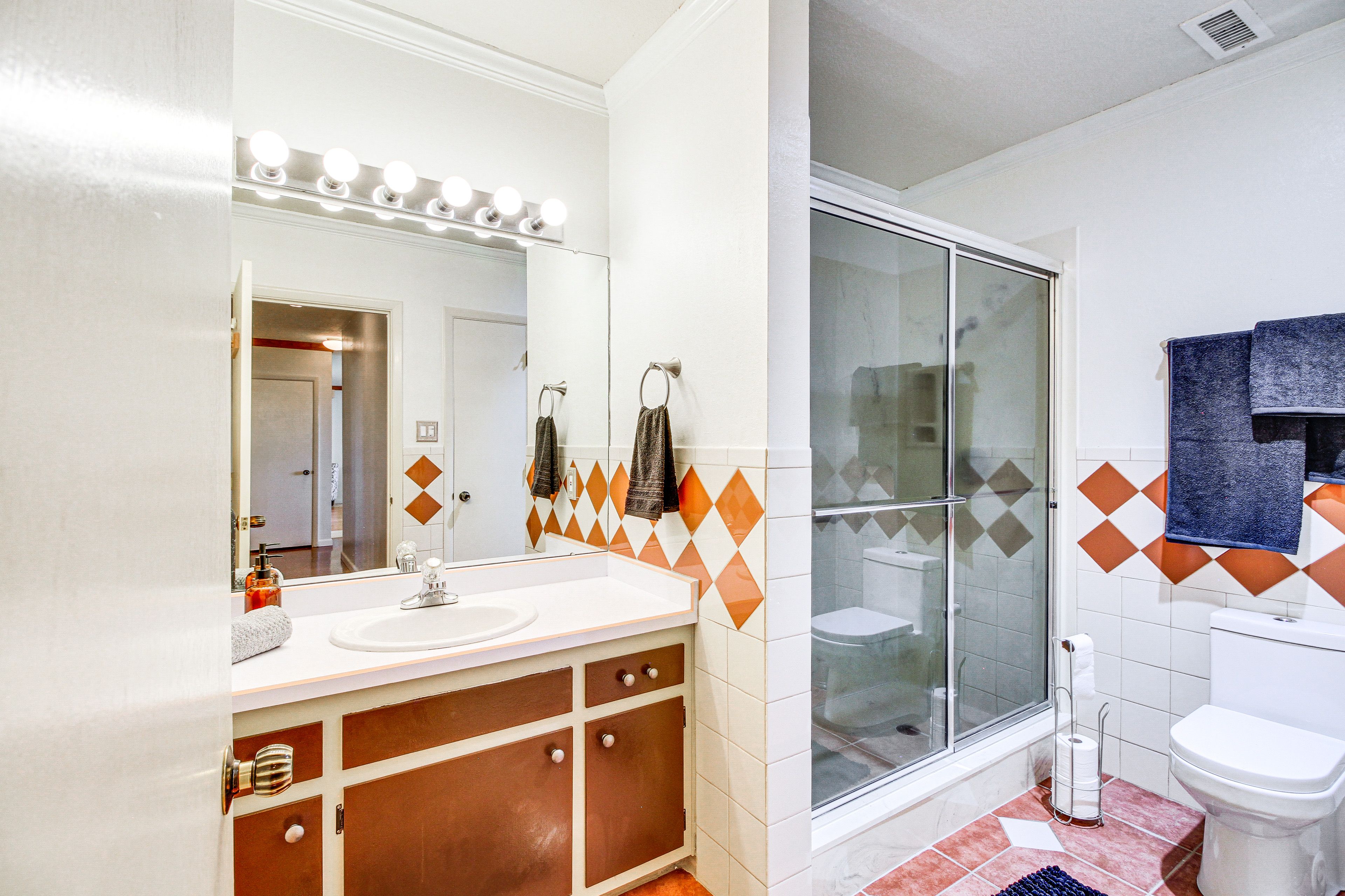 Full Bathroom | Complimentary Toiletries