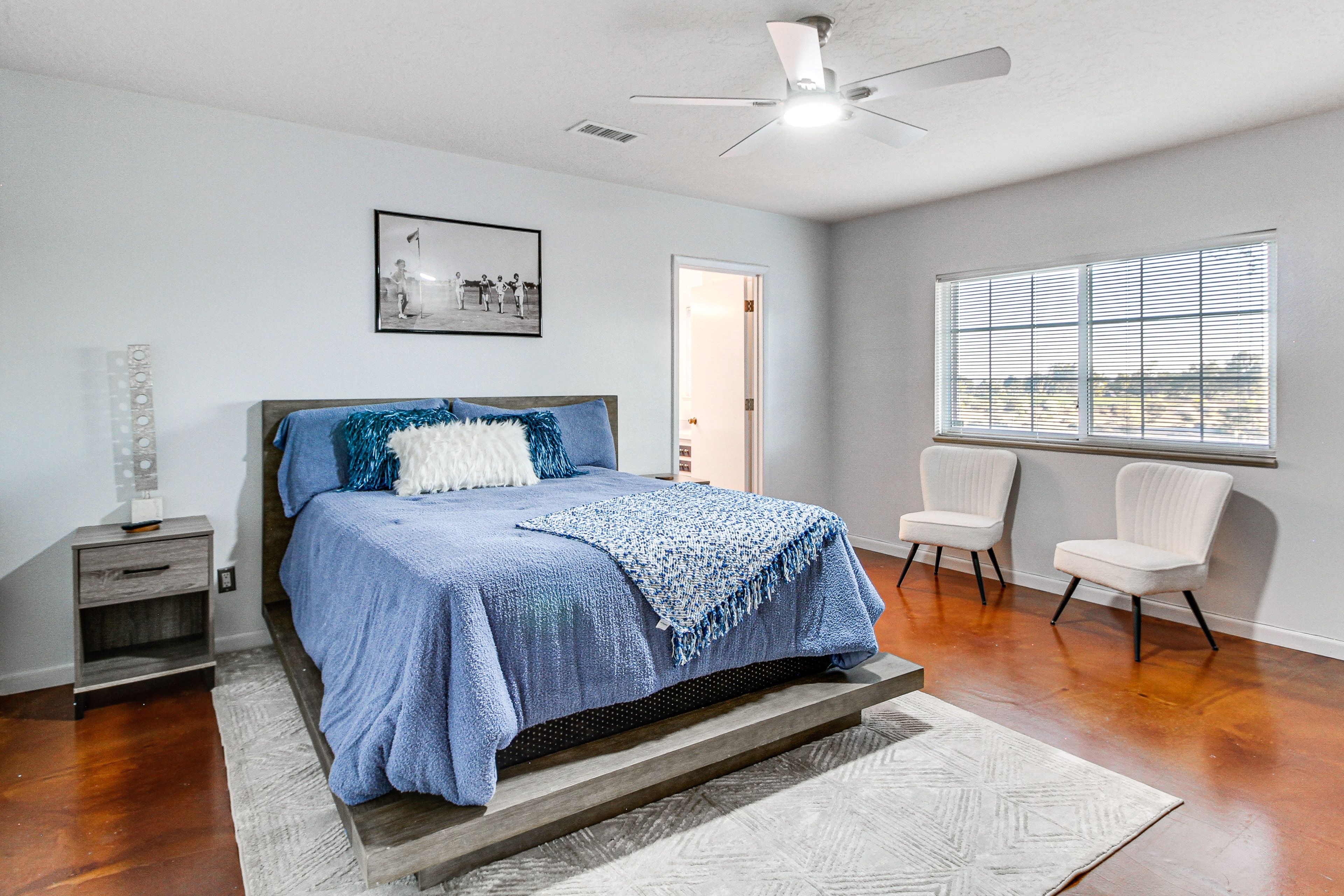 Bedroom 1 | Queen Bed | Smart TV