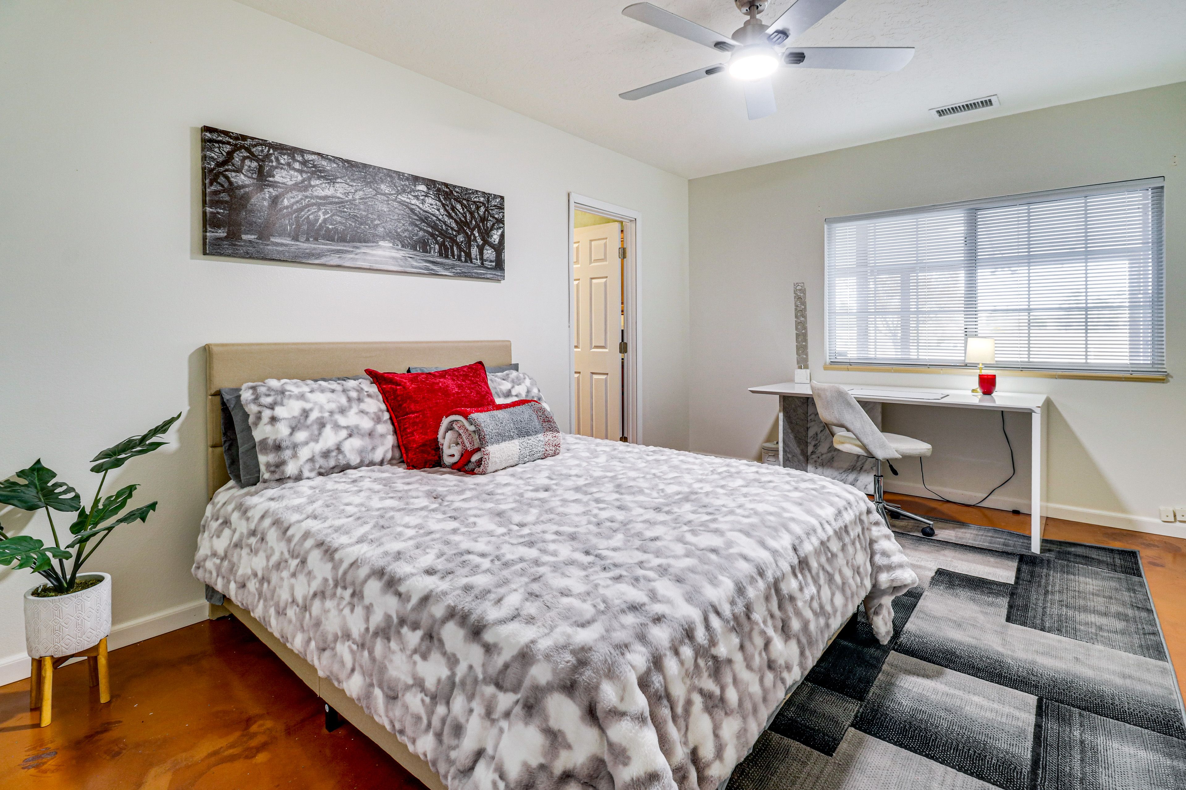 Bedroom 3 | Queen Bed