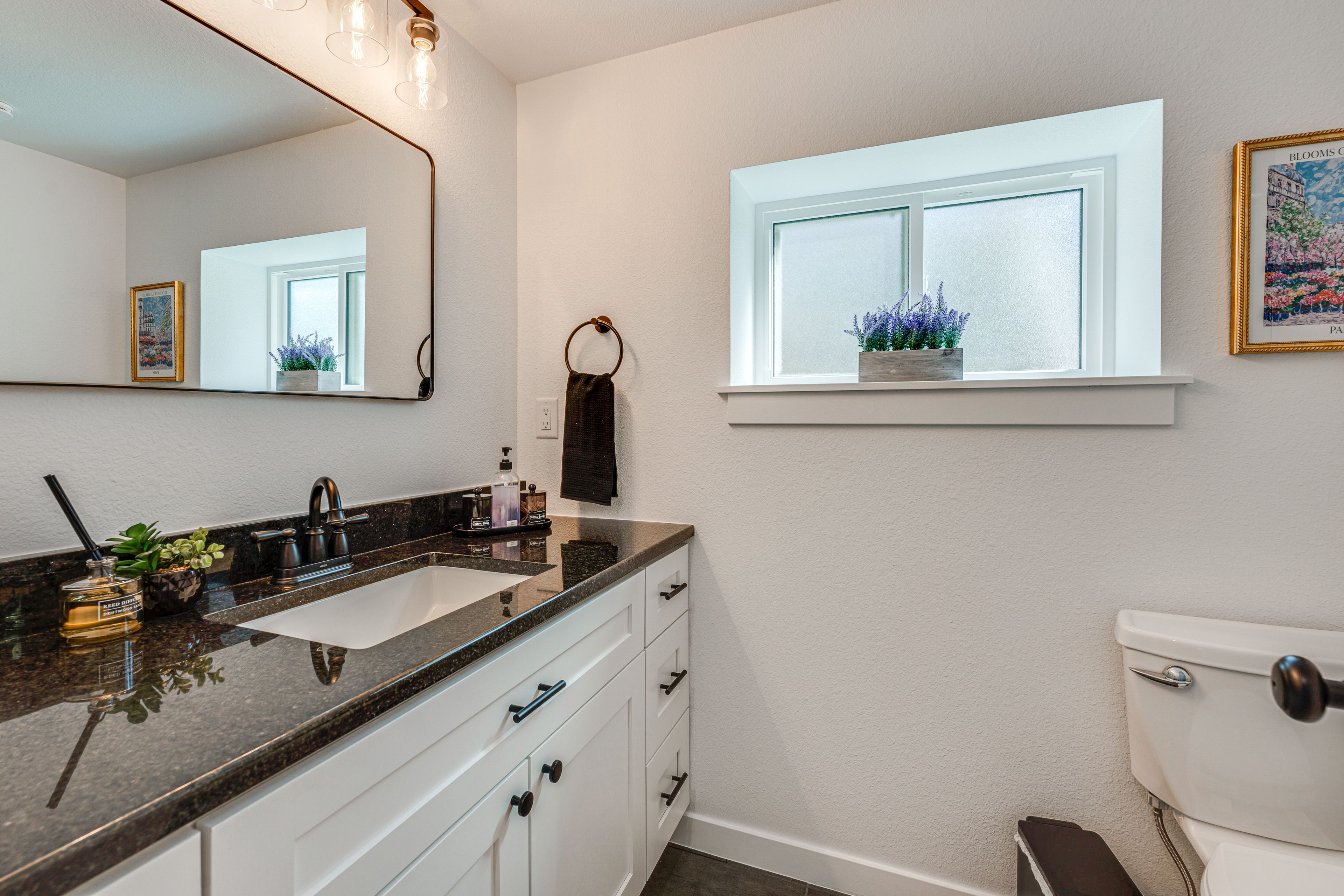 Full Bathroom | Towels Provided | Complimentary Toiletries