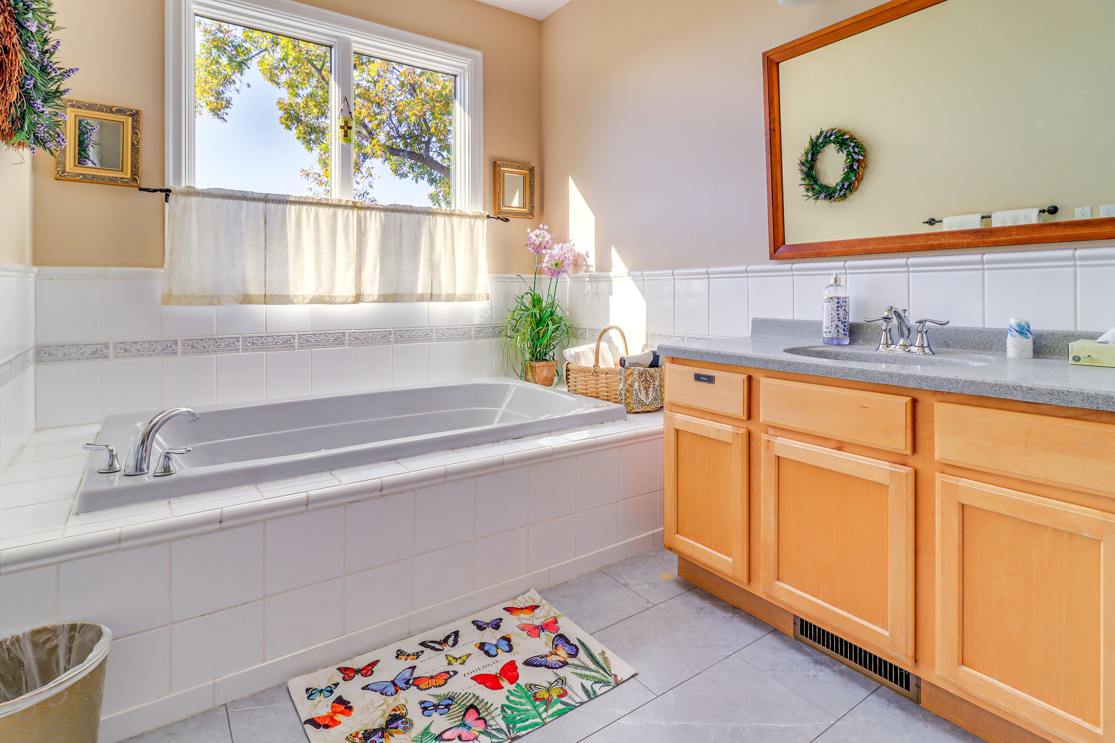 En-Suite Bathroom | Main Level | Jetted Tub