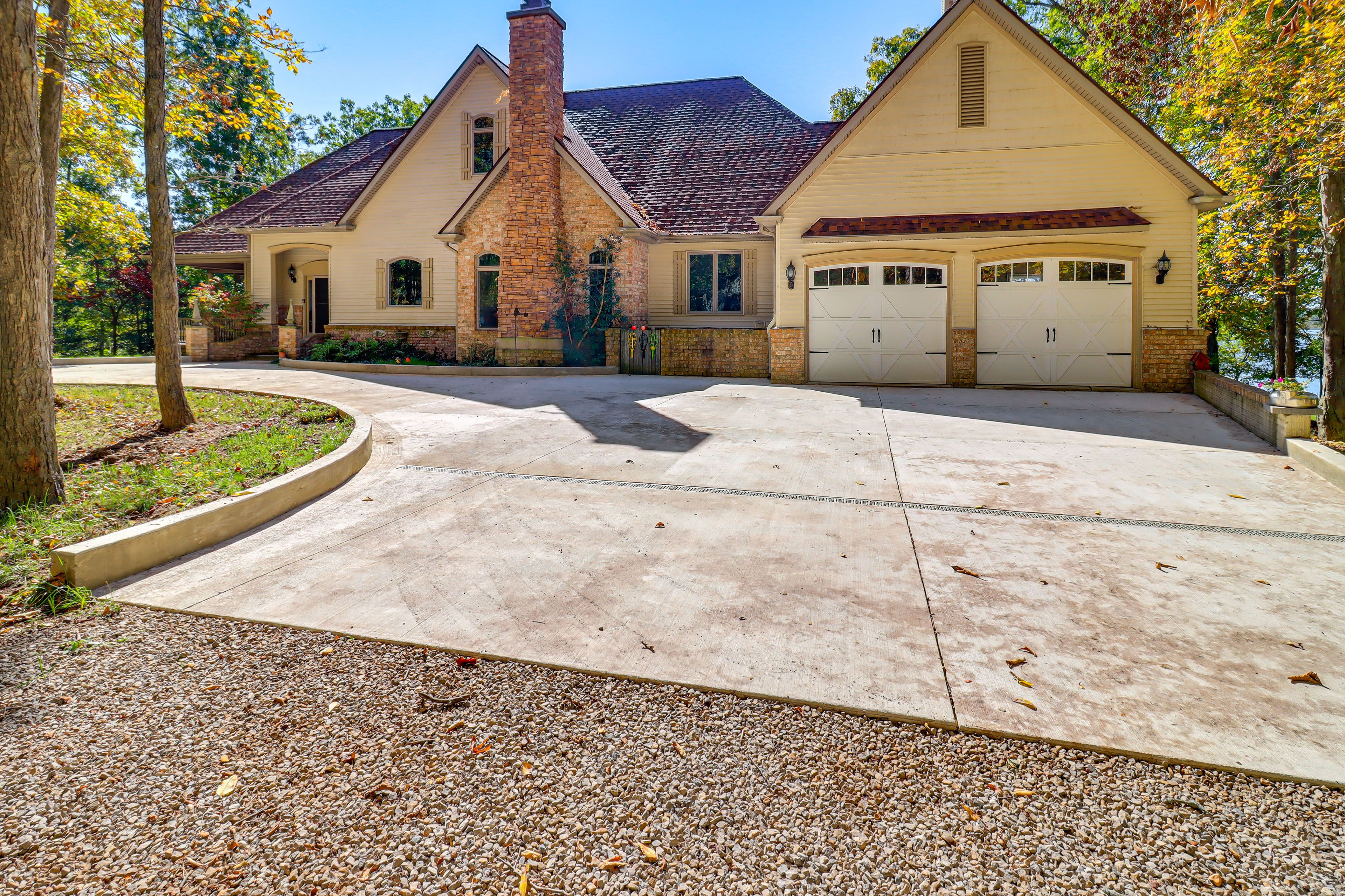 Driveway/Grassy Parking Area (12 Vehicles) | RV/Trailer Parking Allowed