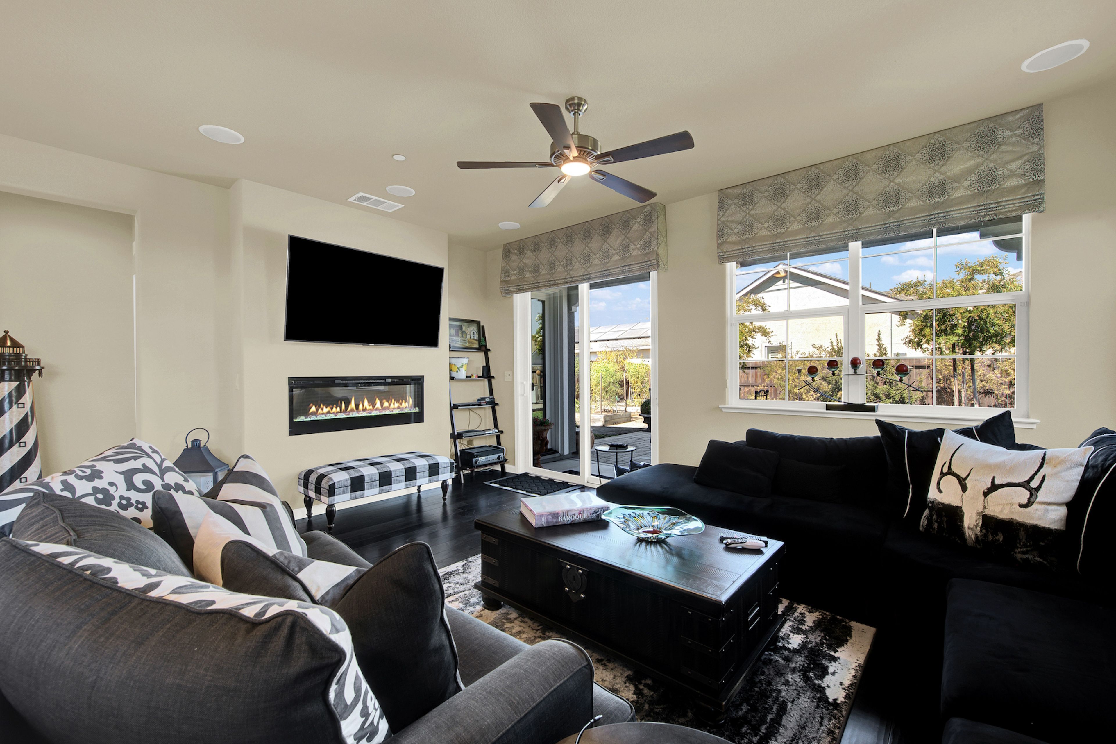 Living Room | Free WiFi | Electric Fireplace | Smart TVs | Central A/C & Heating