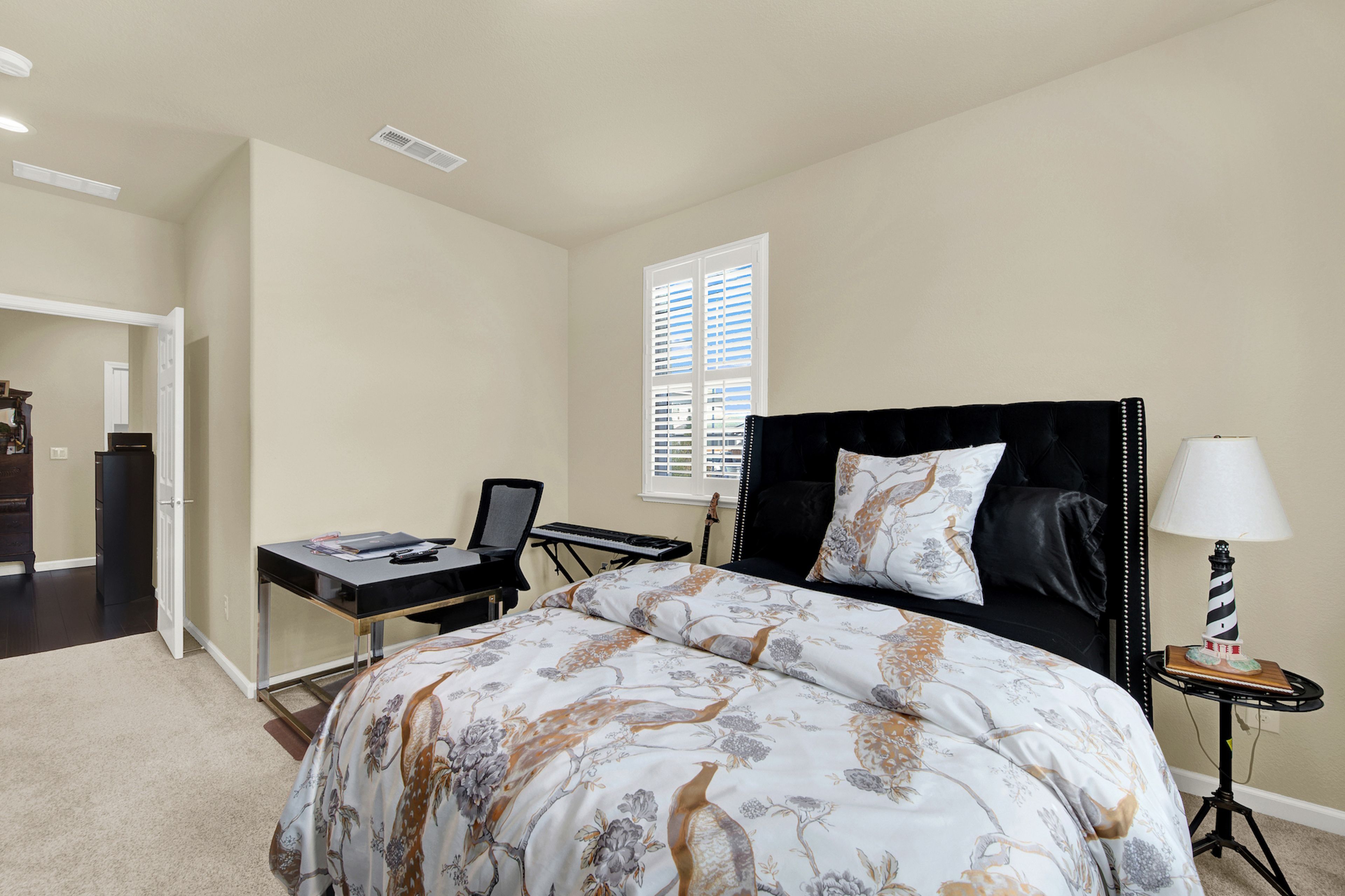 Bedroom 3 | Full Bed | Electric Keyboard | Electric Guitar w/ Tuner