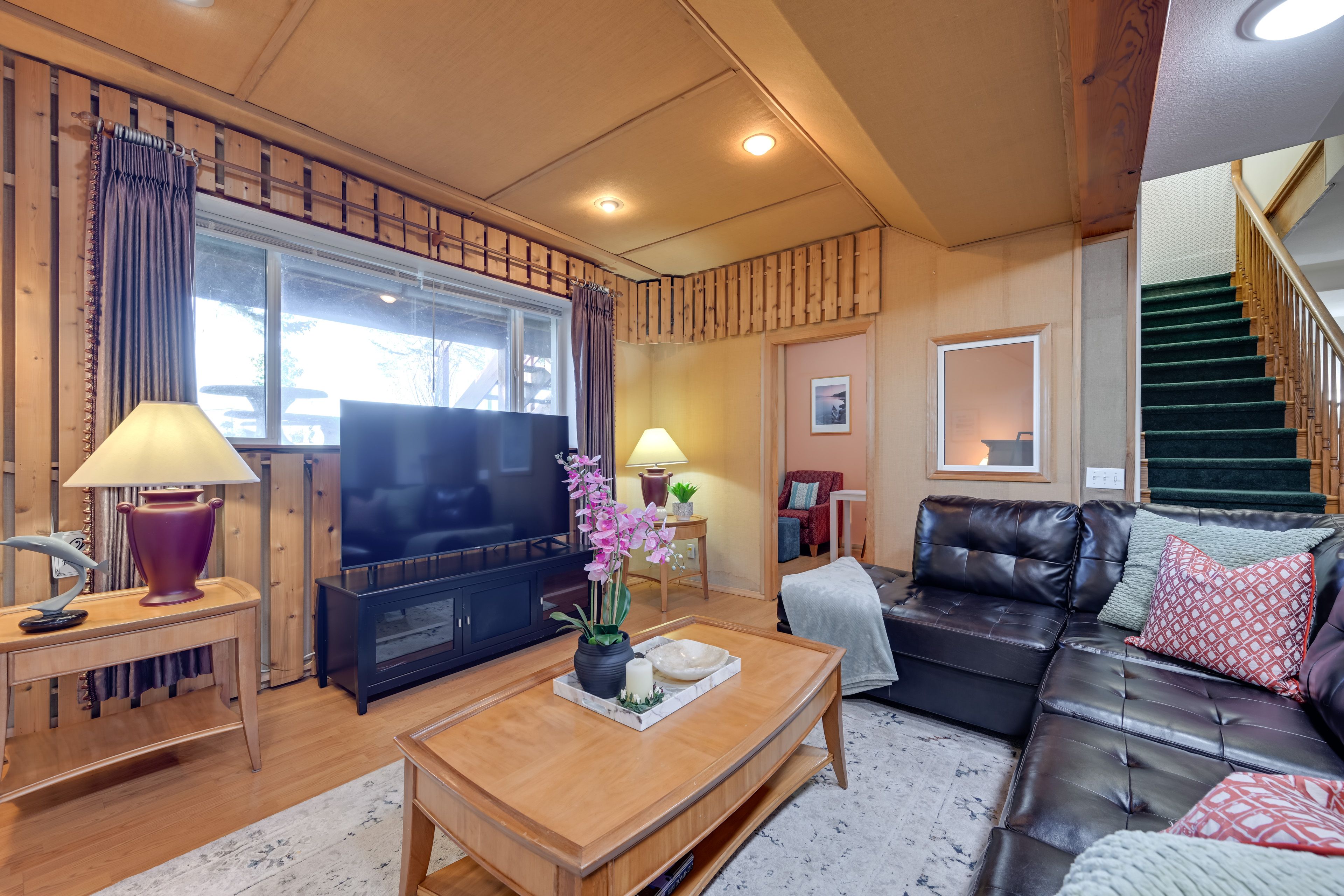 Living Room | Smart TV | Board Games