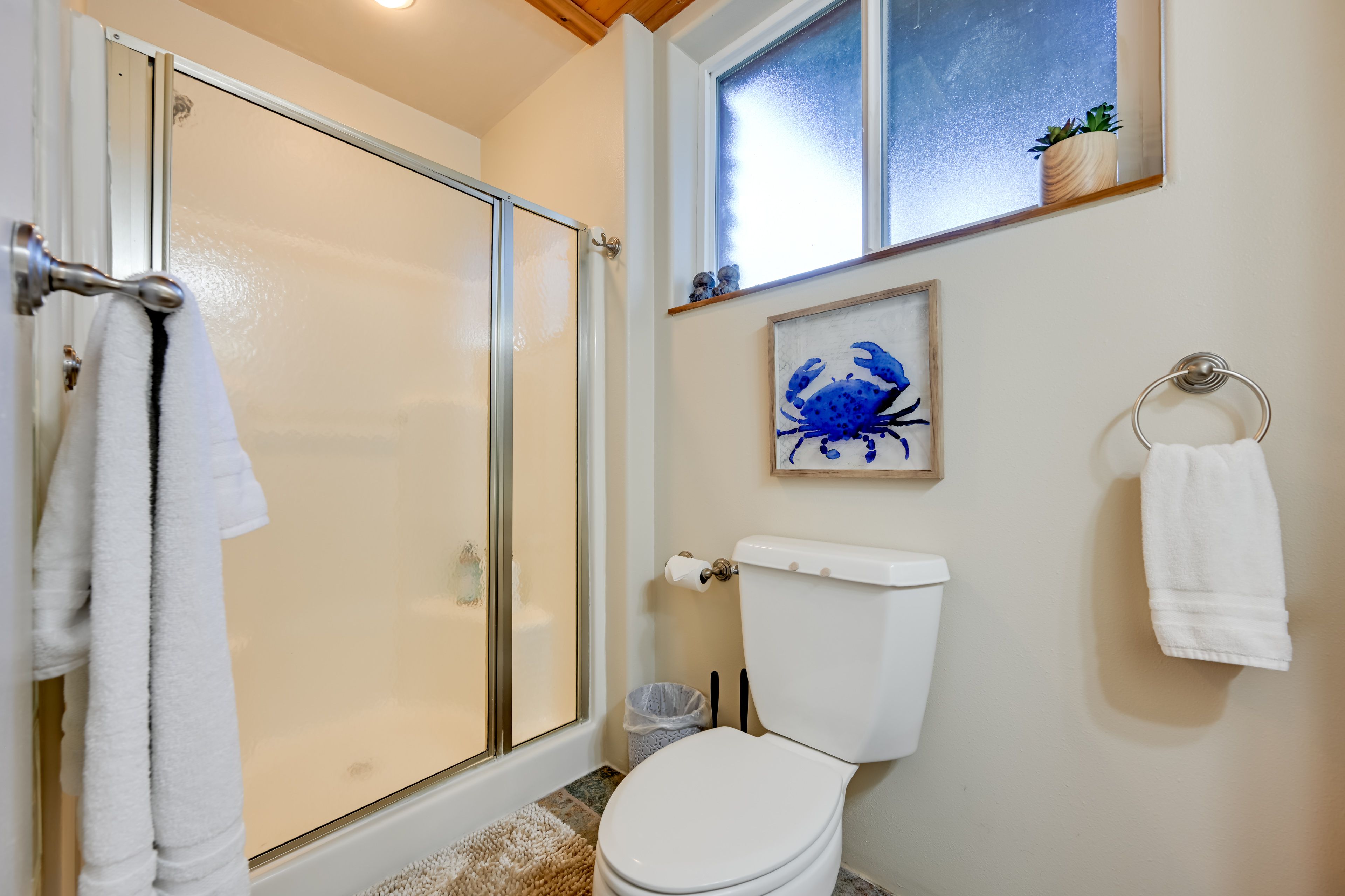 Full Bathroom | Towels Provided
