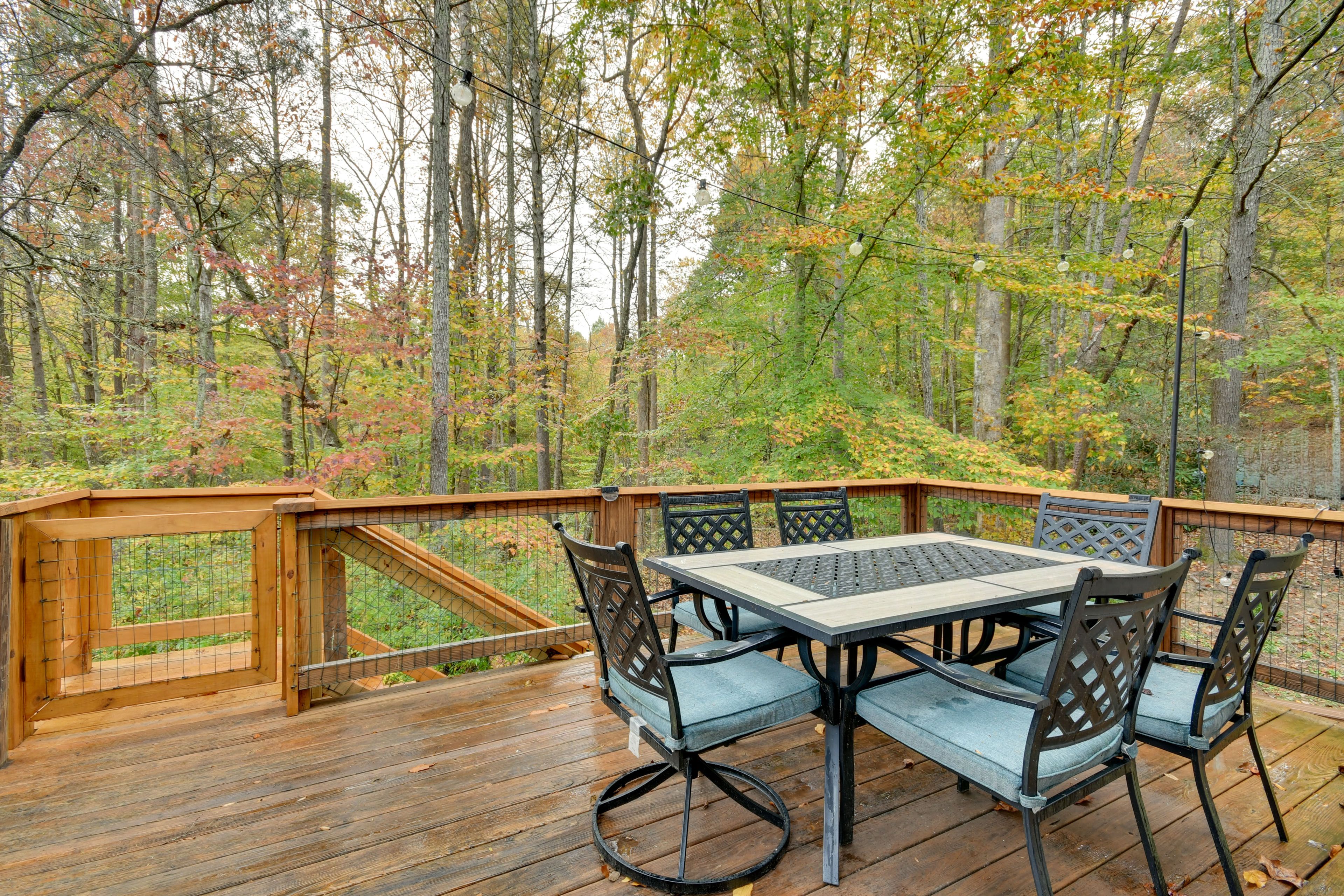 Deck | Gas Grill | Outdoor Dining Area