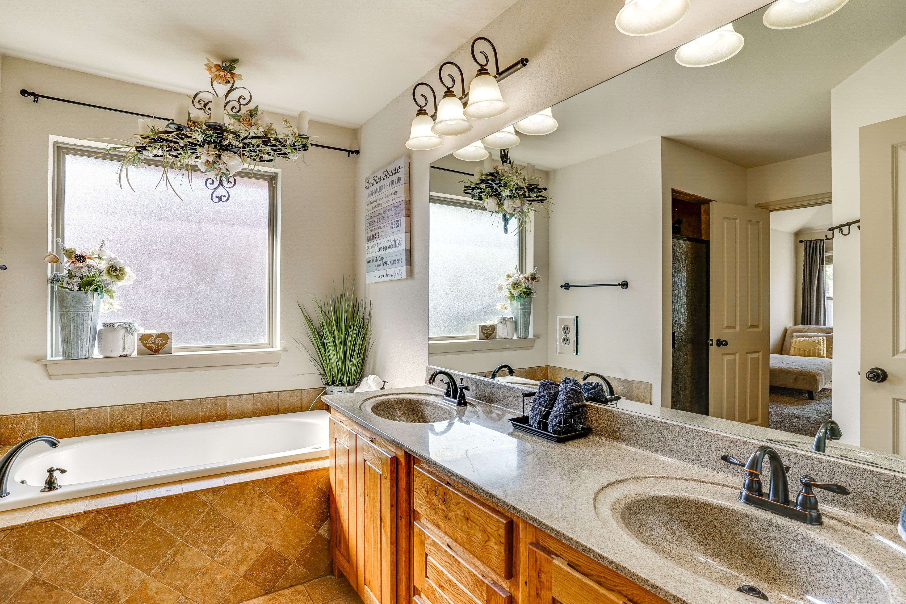 Full Bathroom | Towels Provided | Jetted Tub