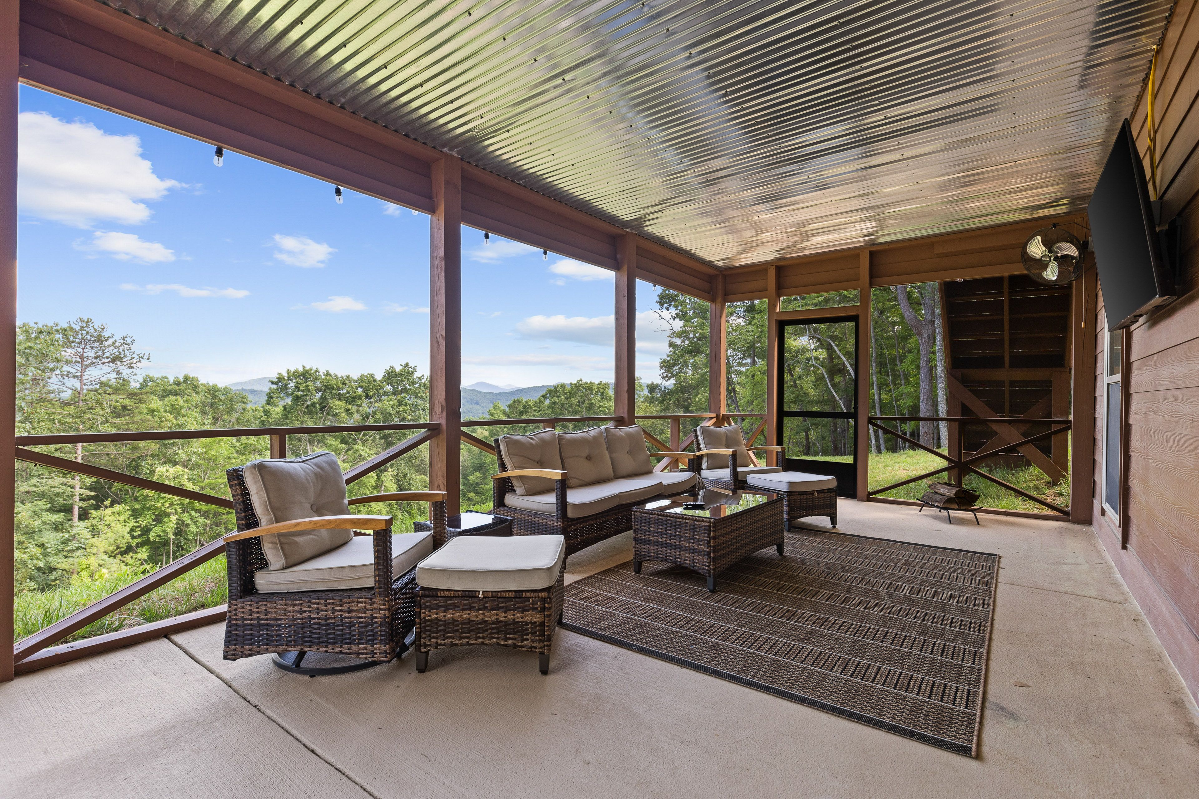 Screened Patio | Smart TV | Lounge Seating