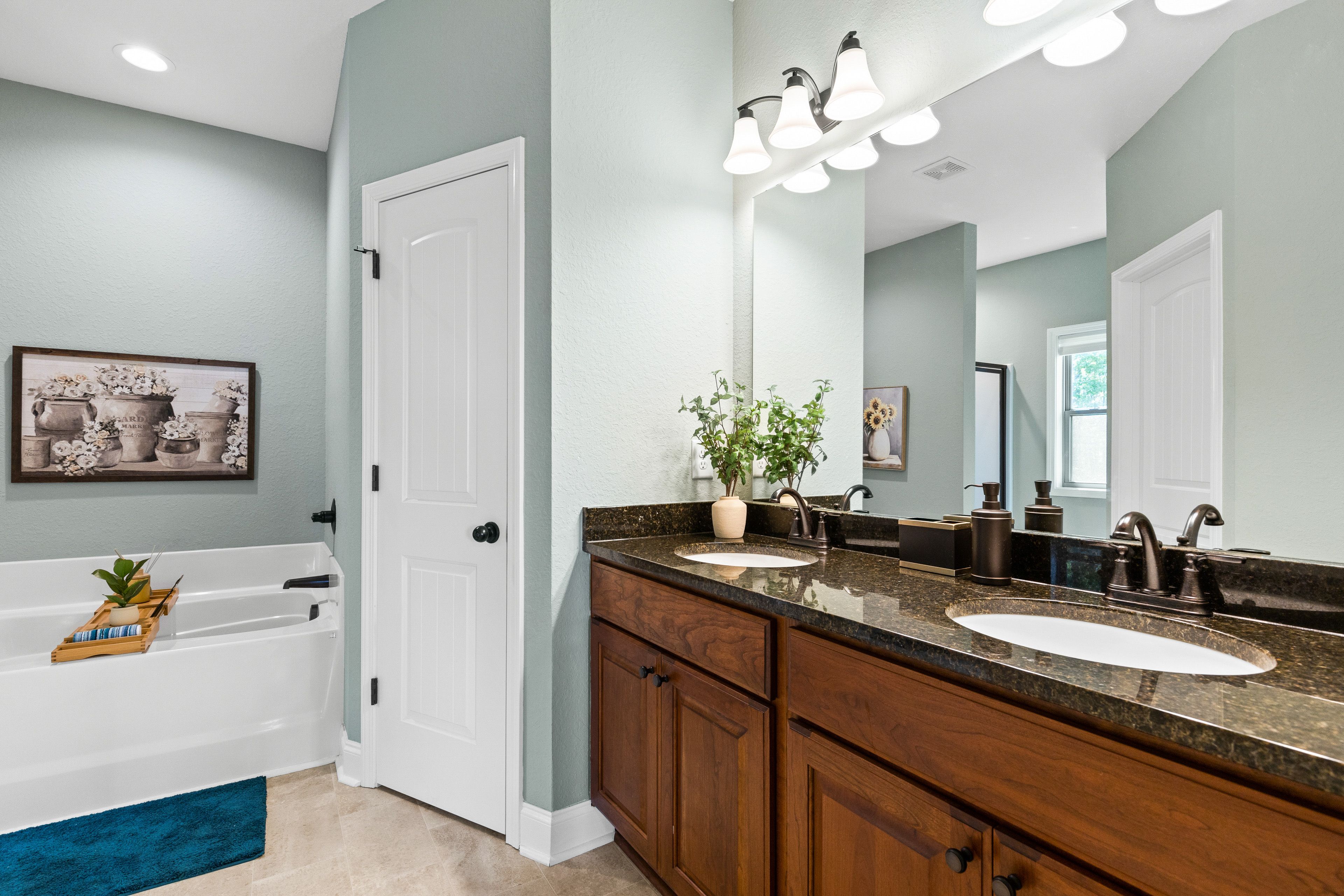 En-Suite Bathroom | Soaking Tub | Shower | 2nd Floor