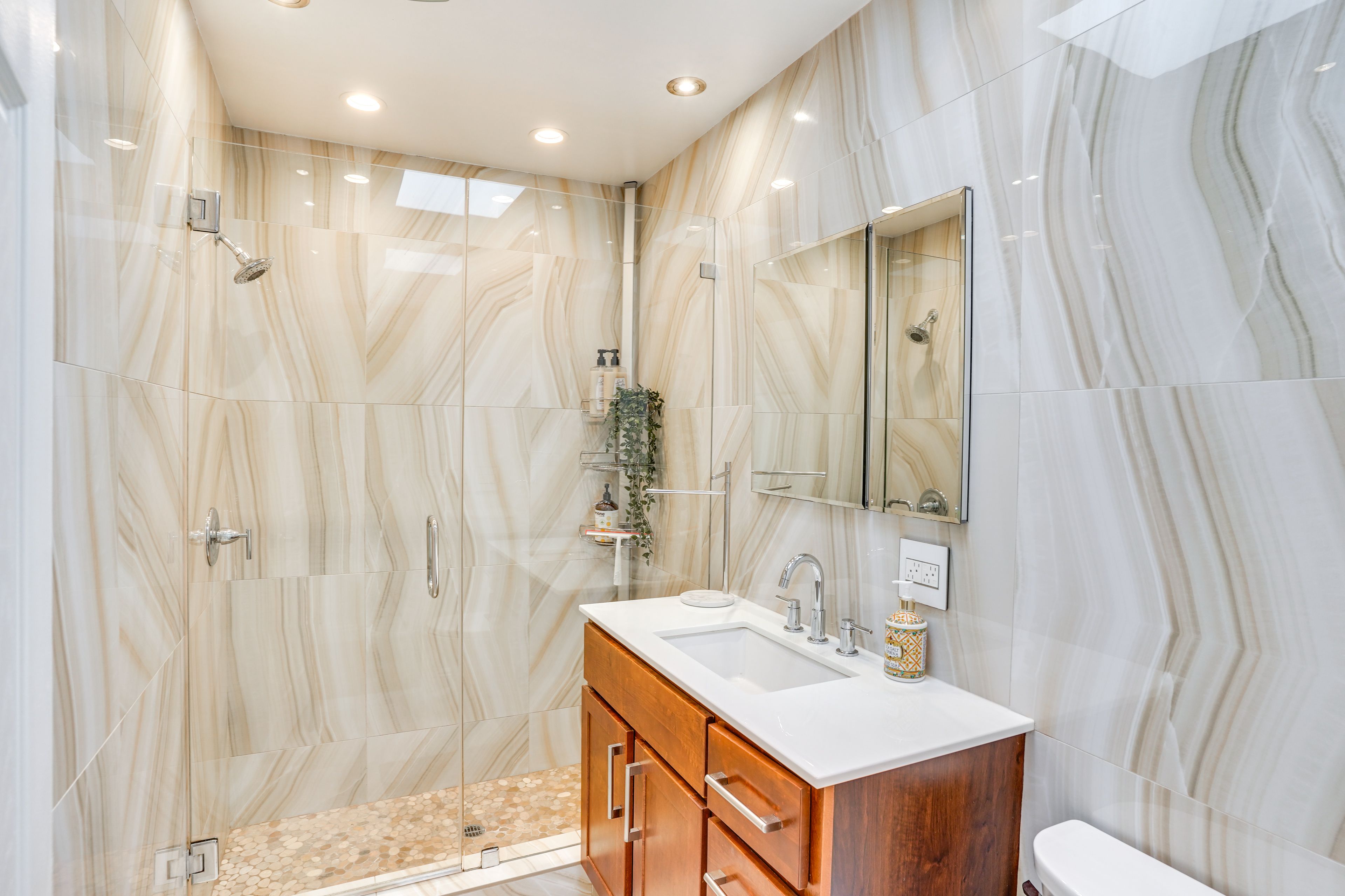 Full Bathroom | Complimentary Toiletries