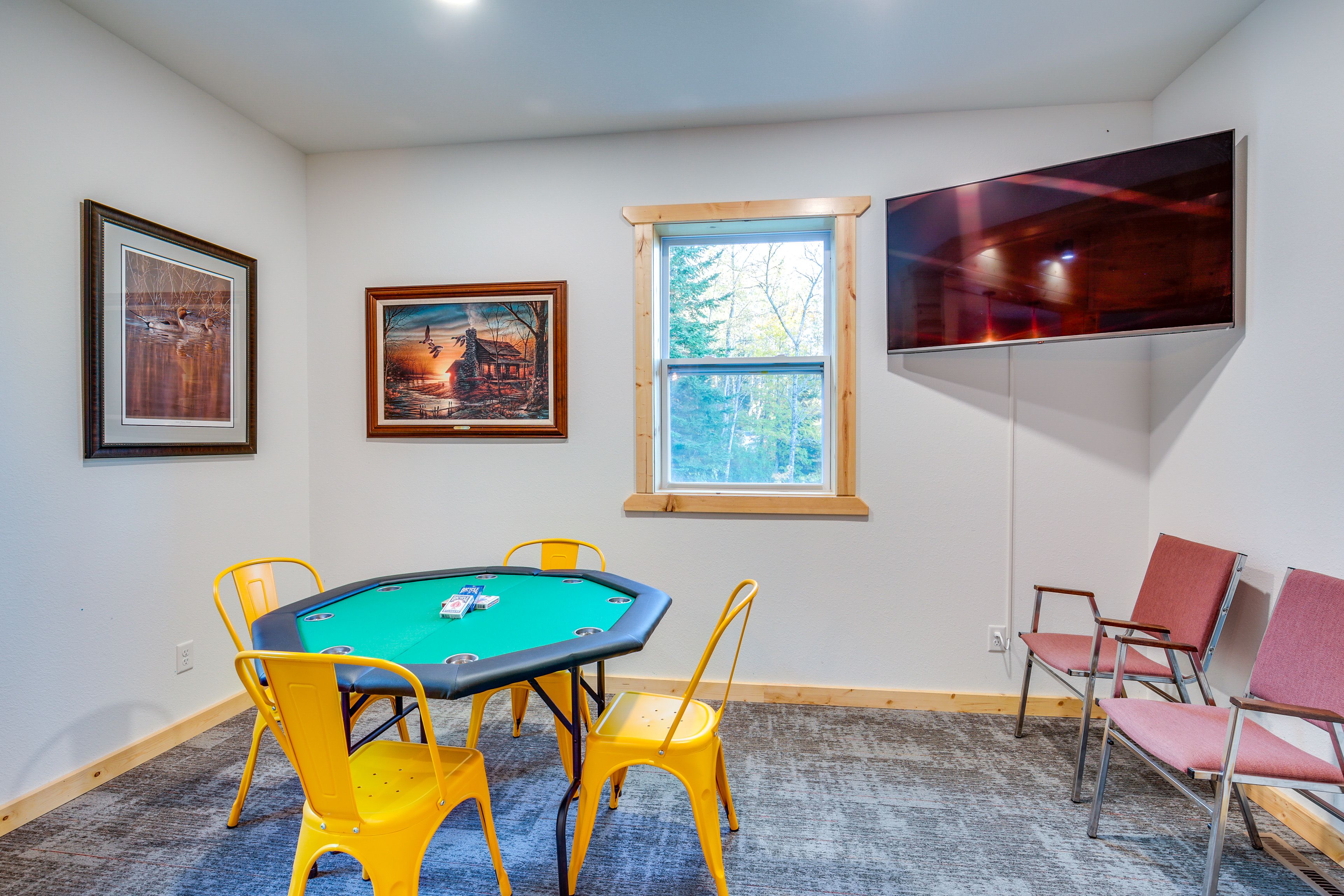 Shared Amenities | Common Room | Card Table | Smart TV