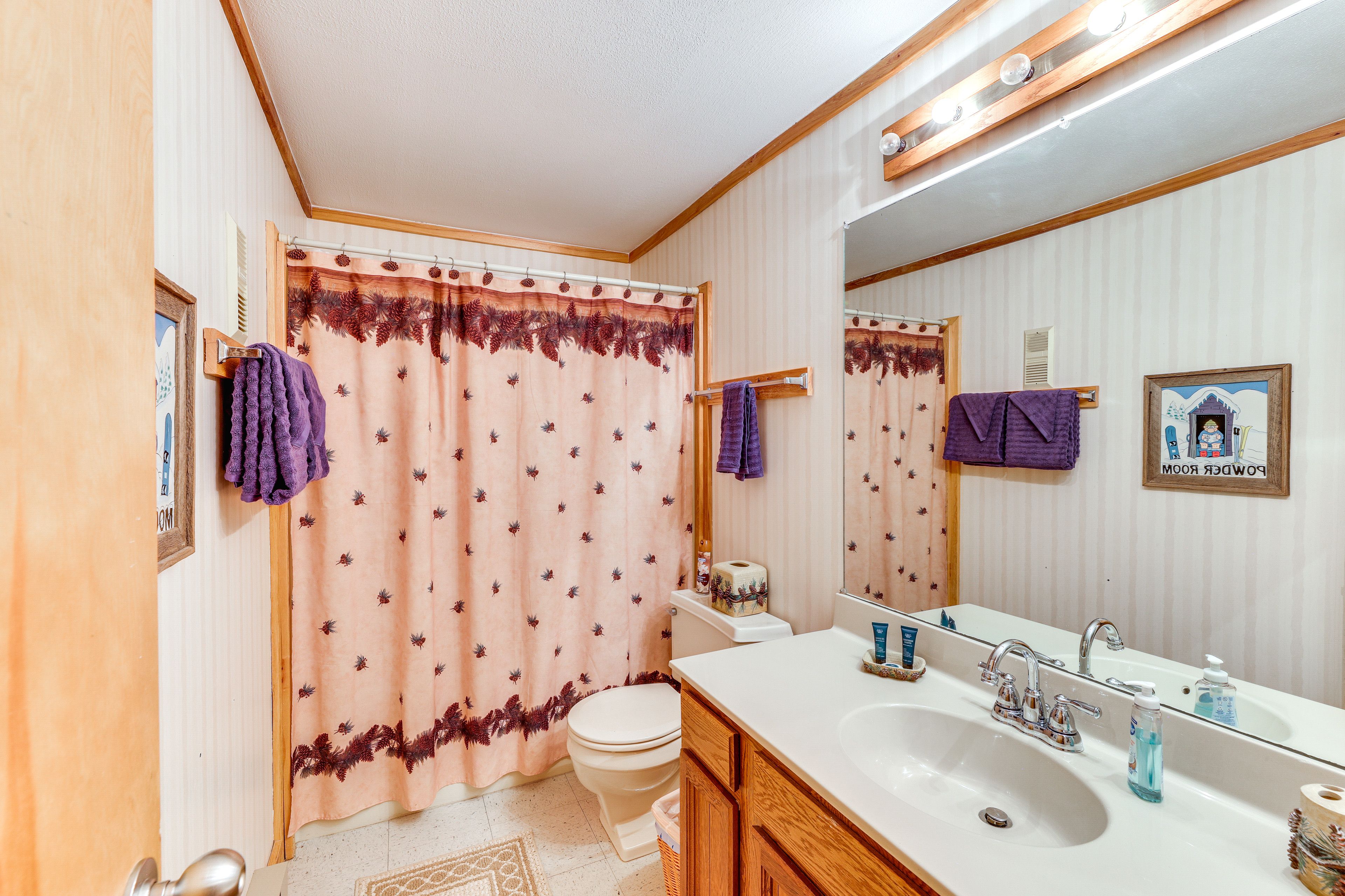 Full Bathroom | Towels Provided