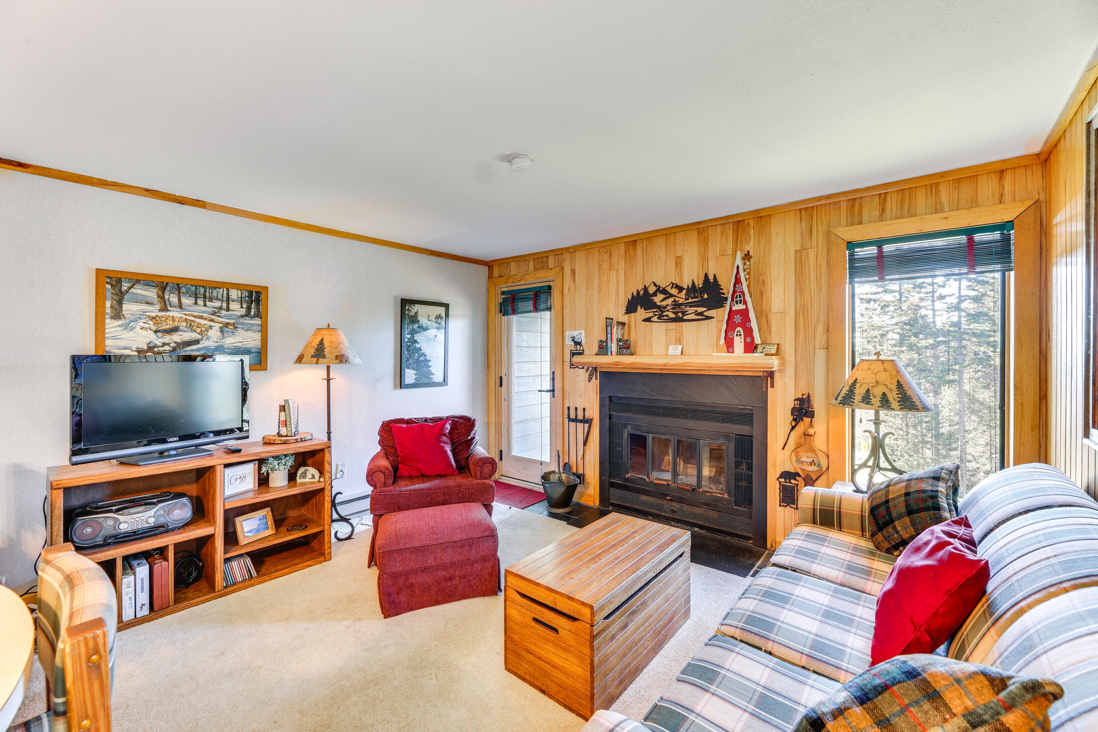 Living Room | Full Sleeper Sofa | Smart TV | Free WiFi