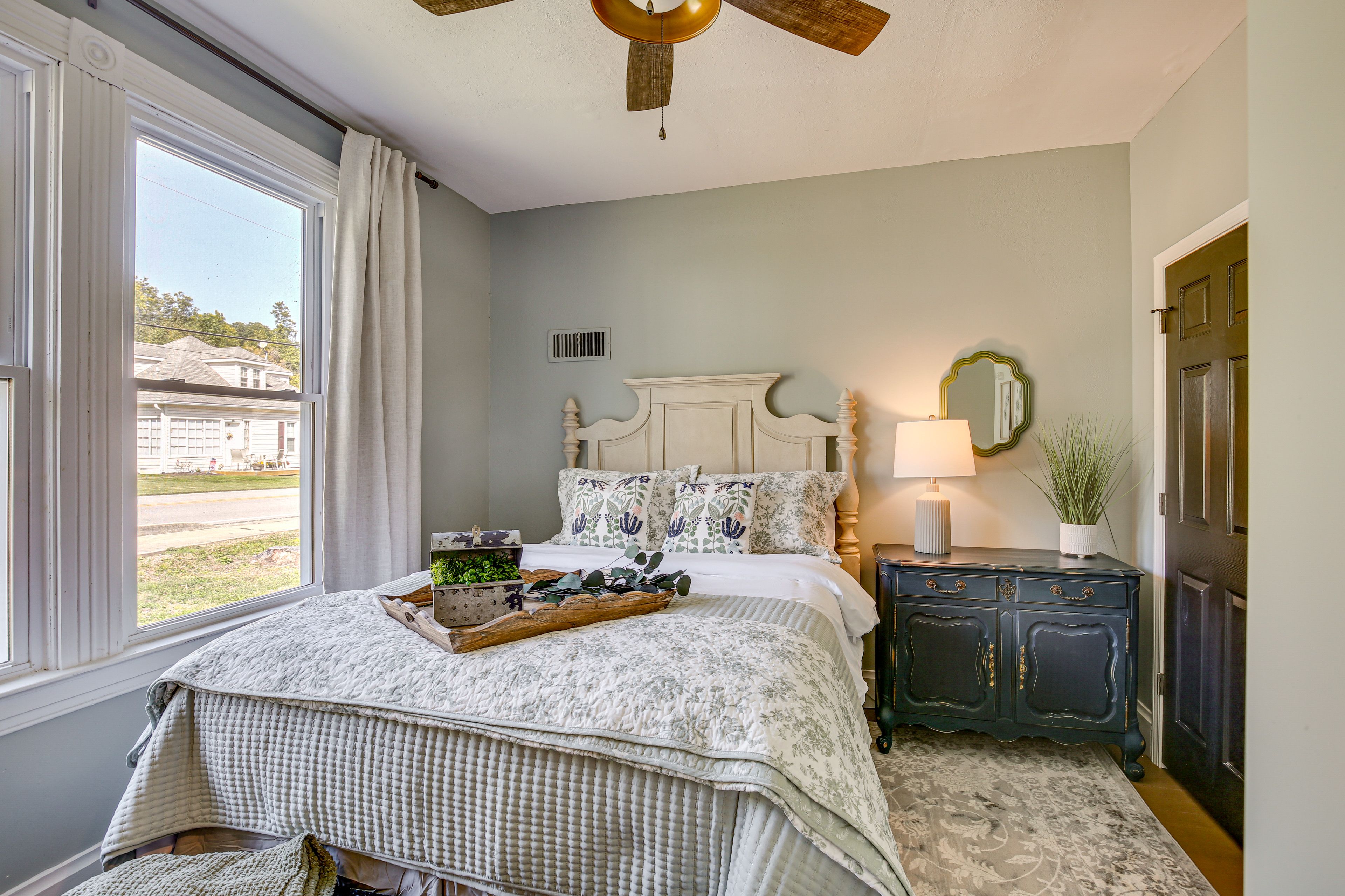 Bedroom 2 | Queen Bed