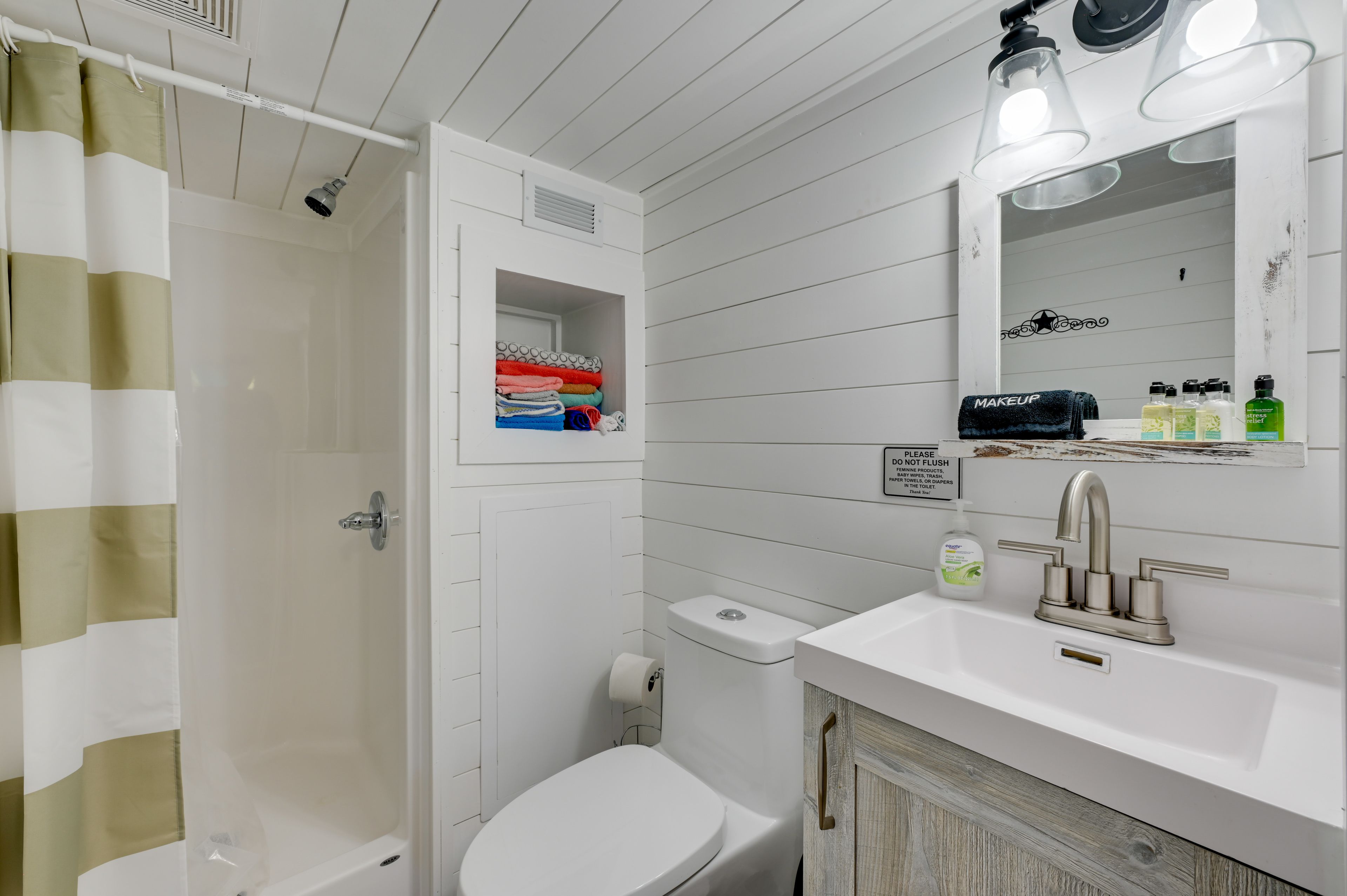 Full Bathroom | Main Level | Complimentary Toiletries