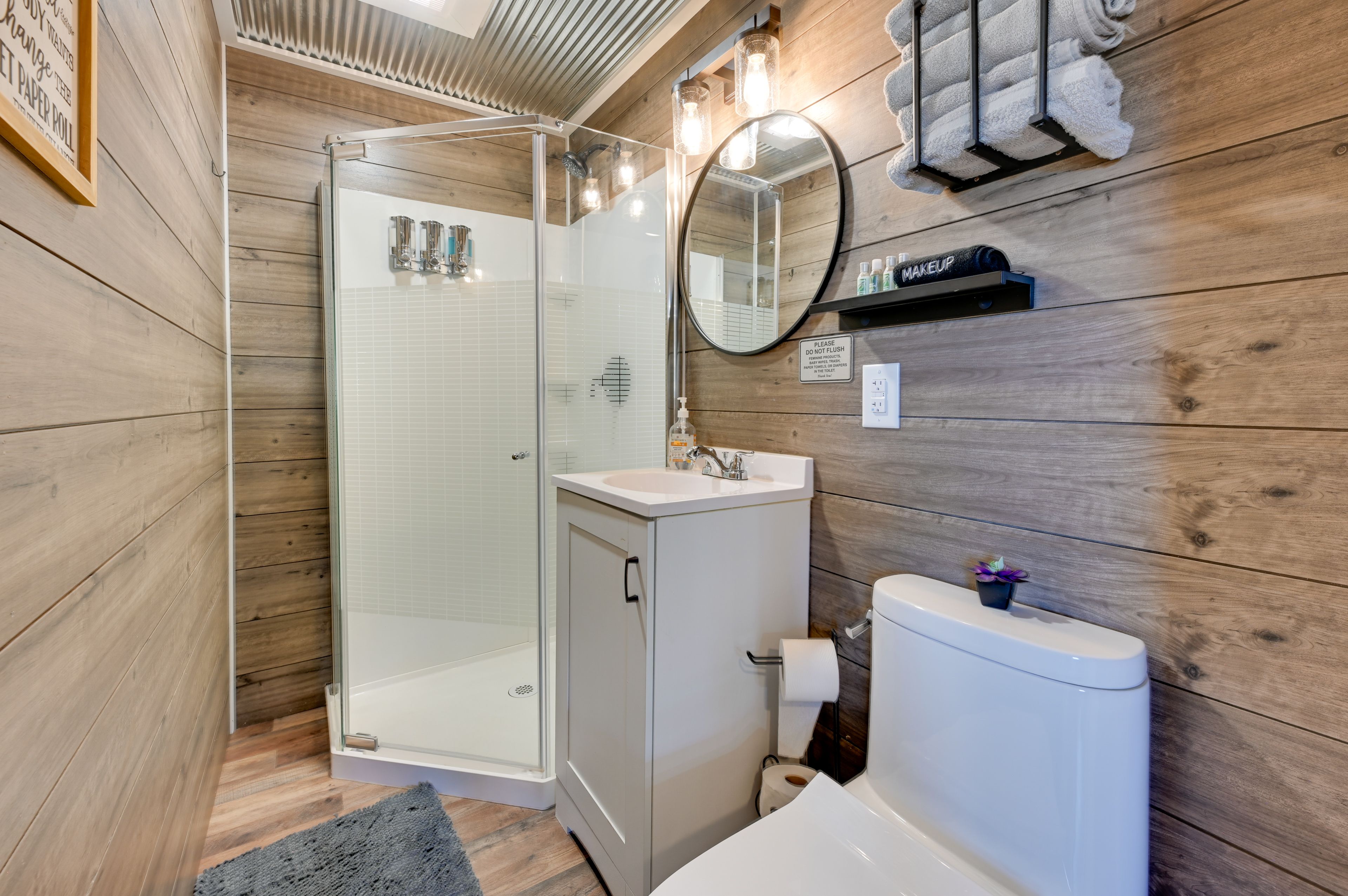 Full Bathroom | Main Level | Complimentary Toiletries