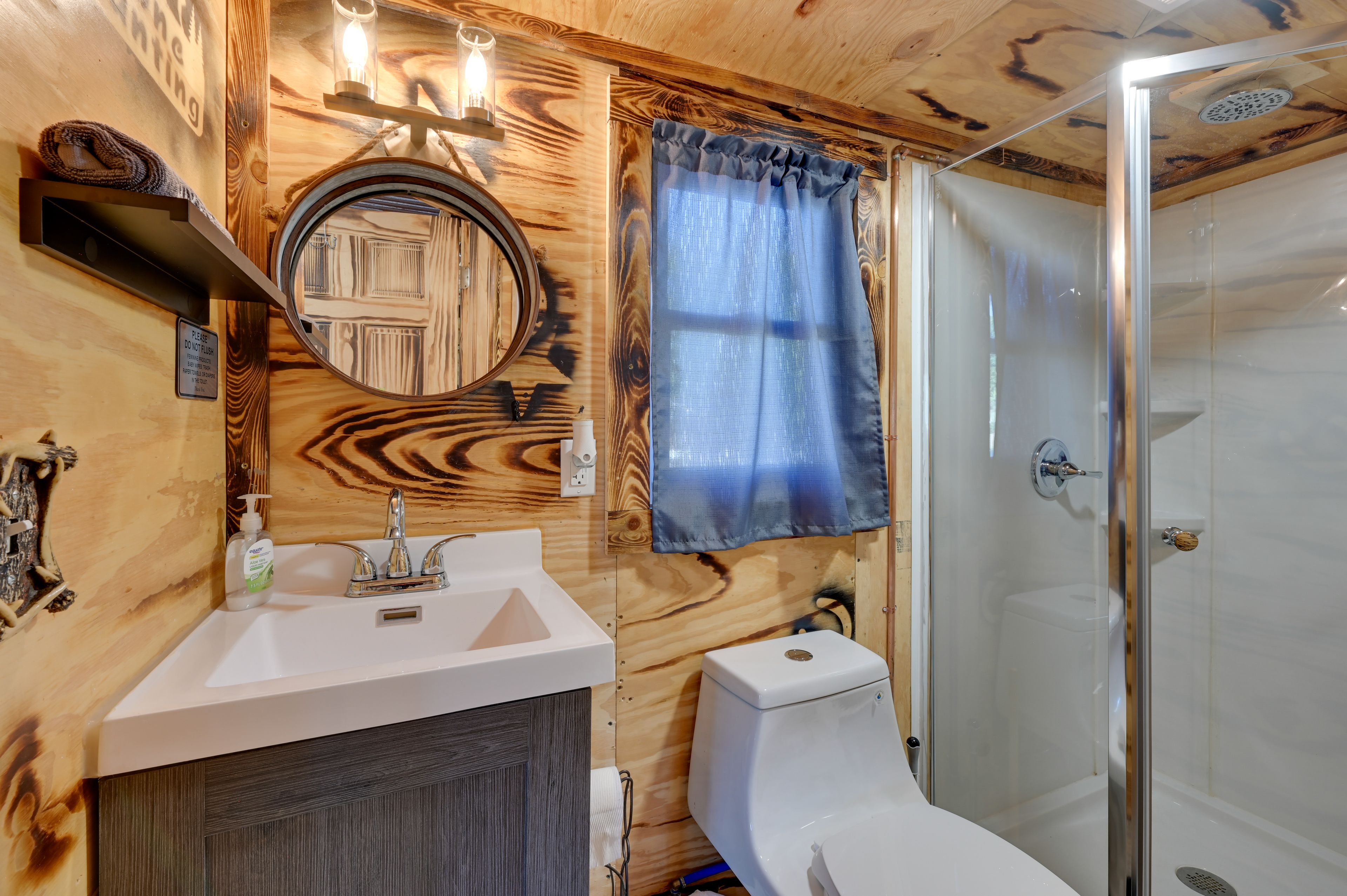 Full Bathroom | Main Level | Complimentary Toiletries
