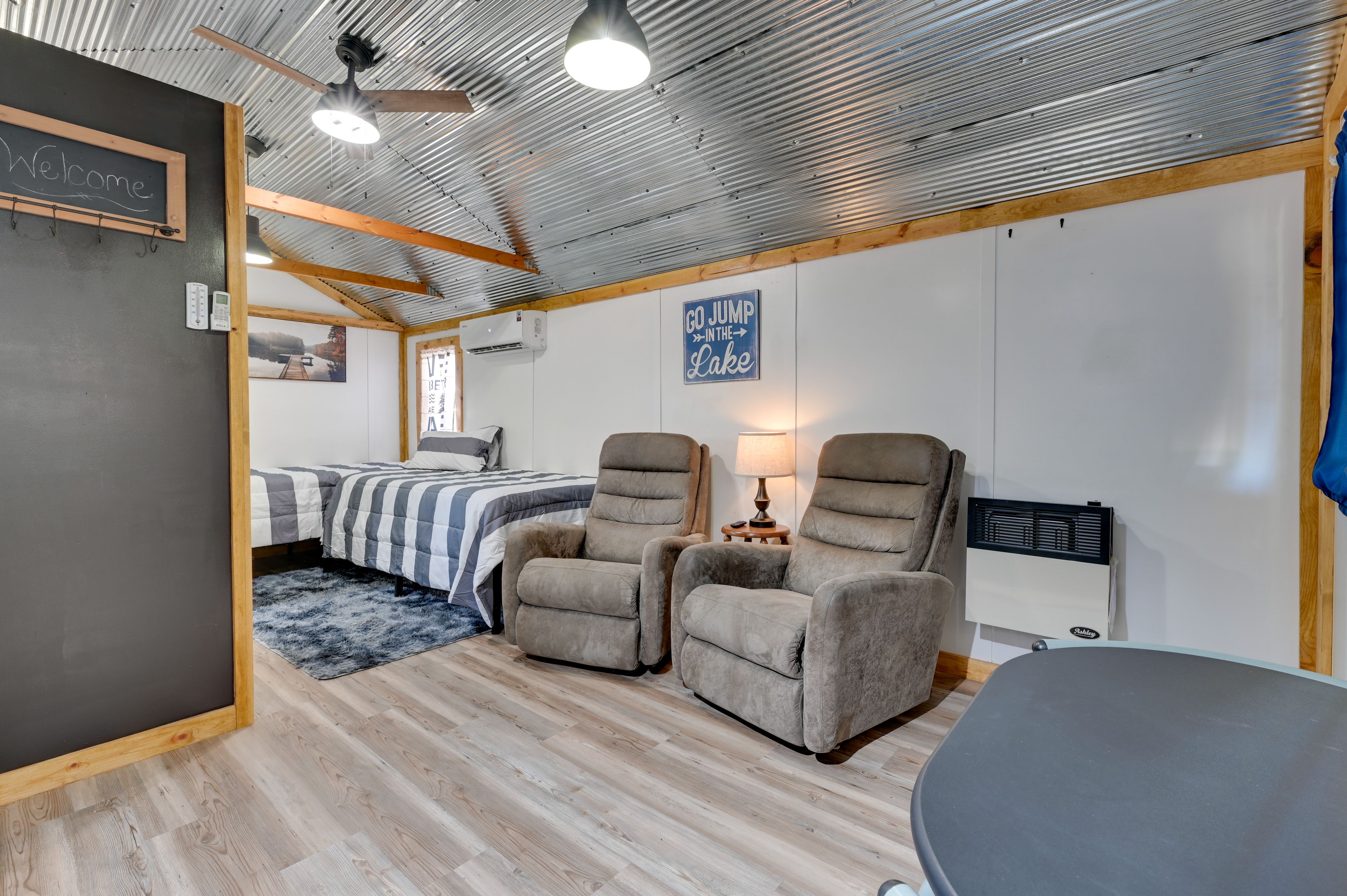 Studio | 2 Twin Beds | Linens Provided