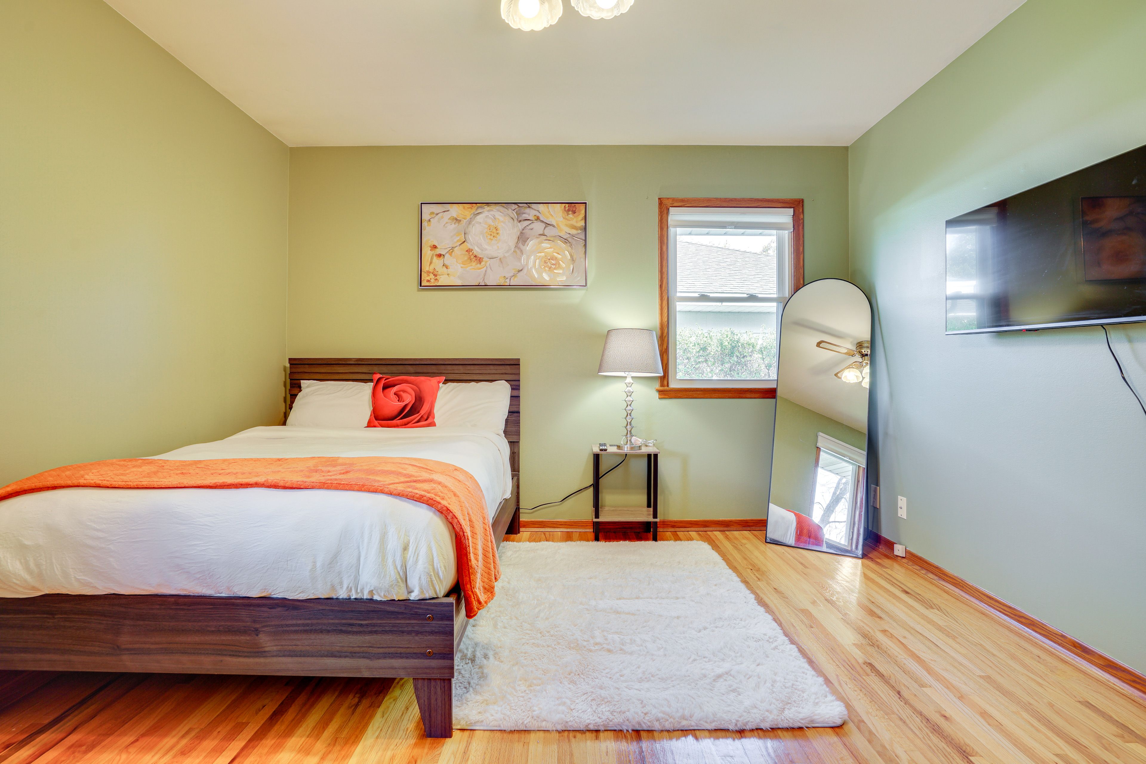 Bedroom 1 | Queen Bed | Smart TV | 1st Floor