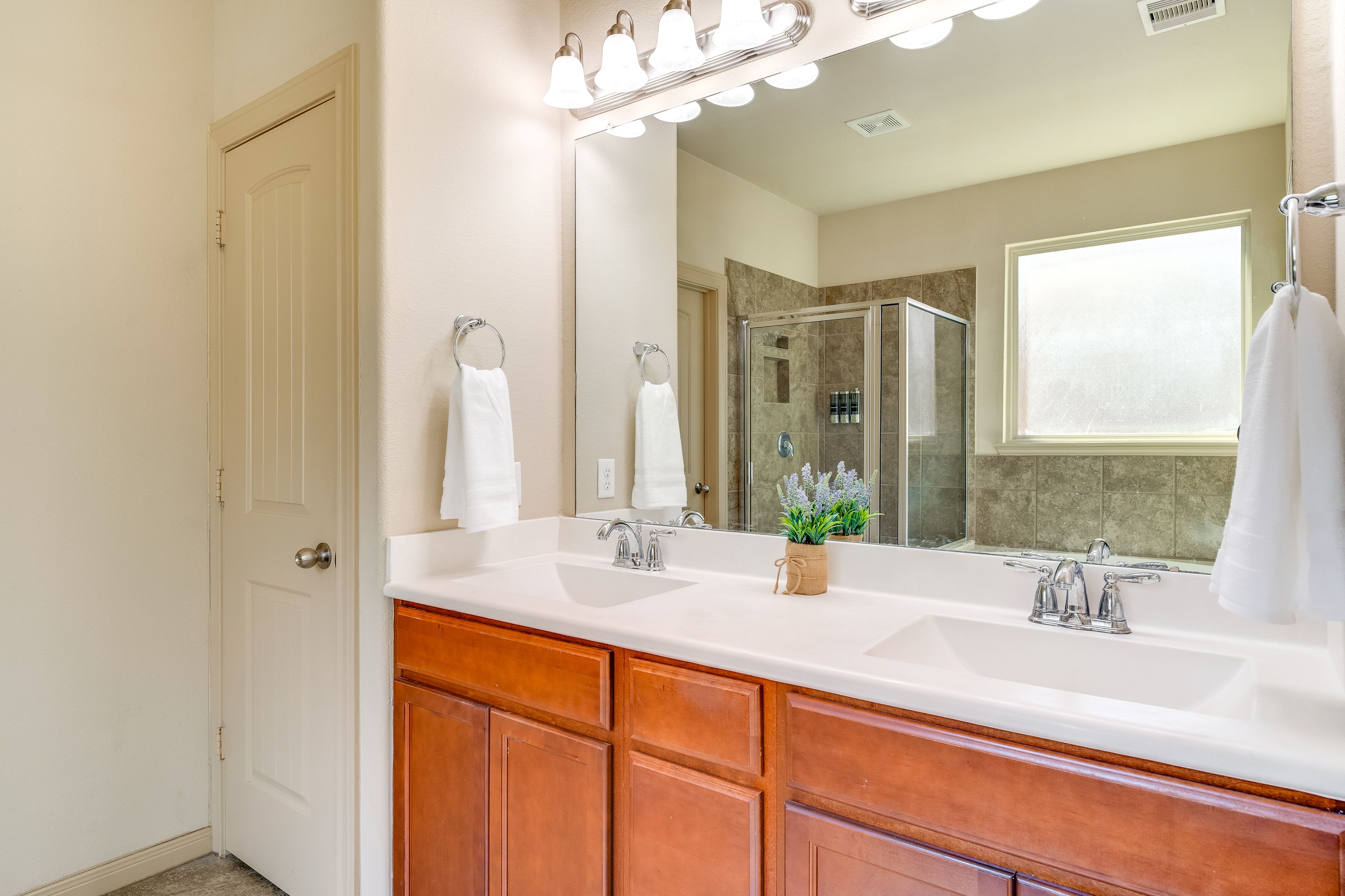 Full Bathroom | 1st Floor | Separate Tub & Shower