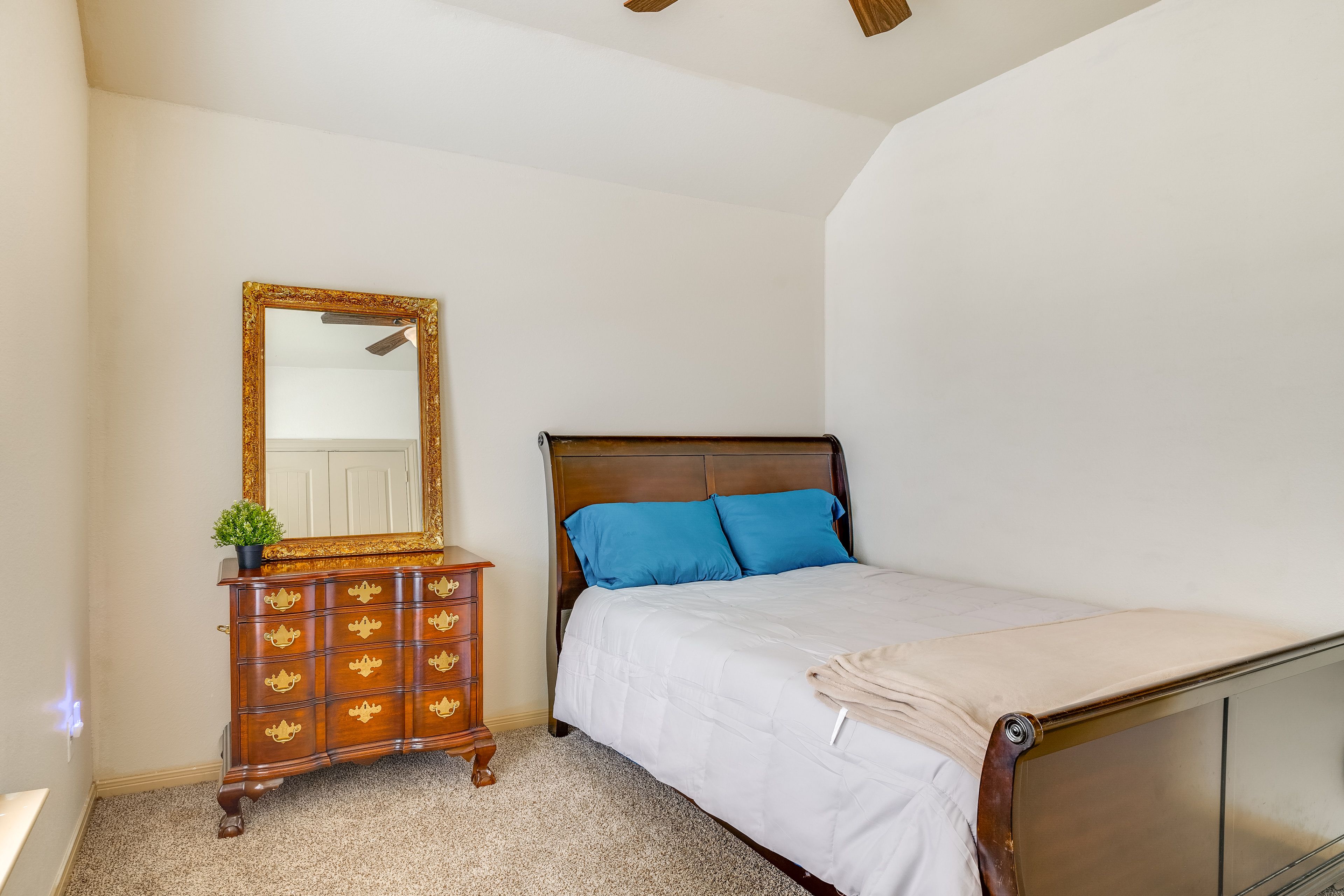 Bedroom 4 | Queen Bed | 2nd Floor