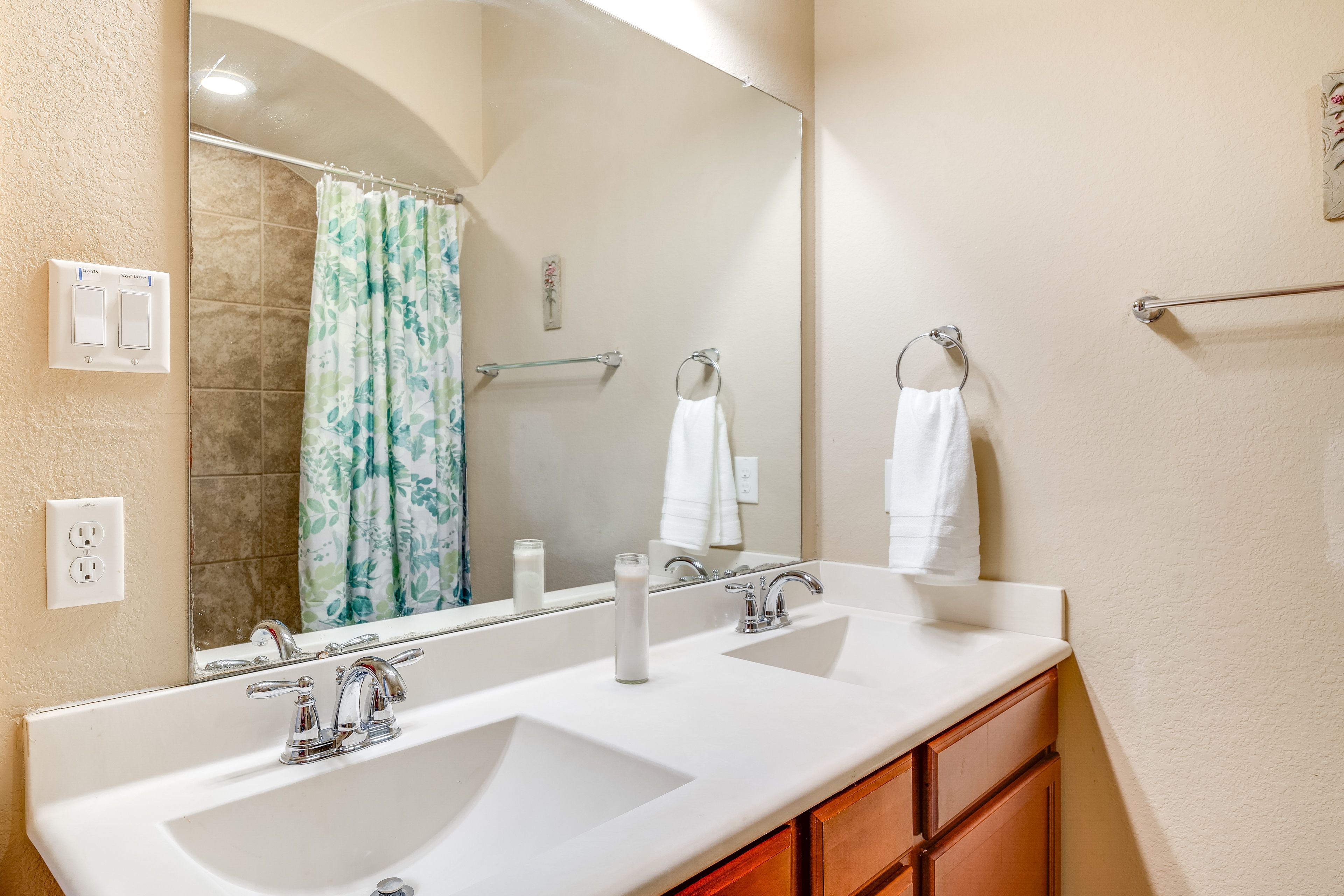 Full Bathroom | 2nd Floor | Towels Provided