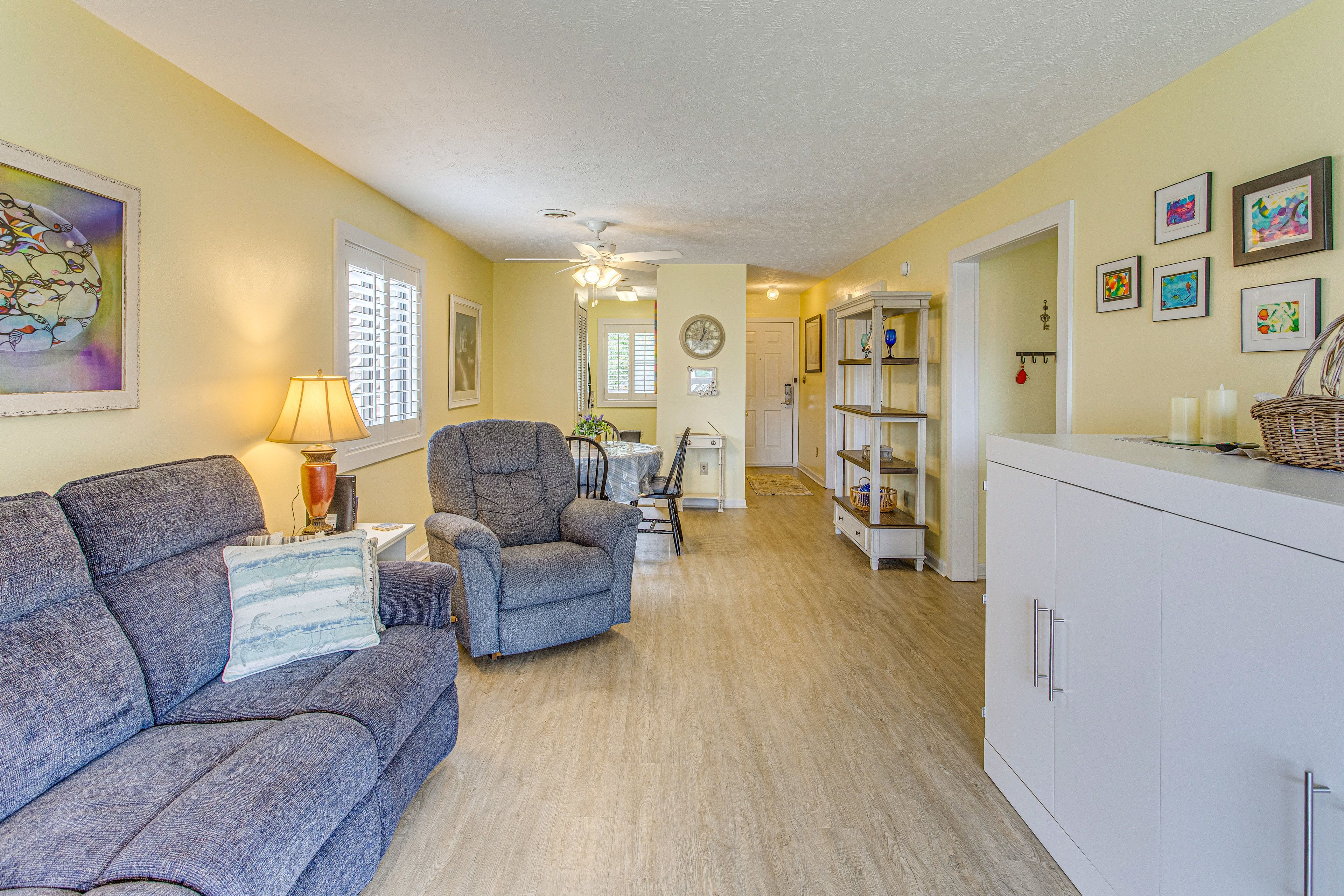Living Room | Free WiFi | Central A/C & Heat | Smart TV | Queen Murphy Bed