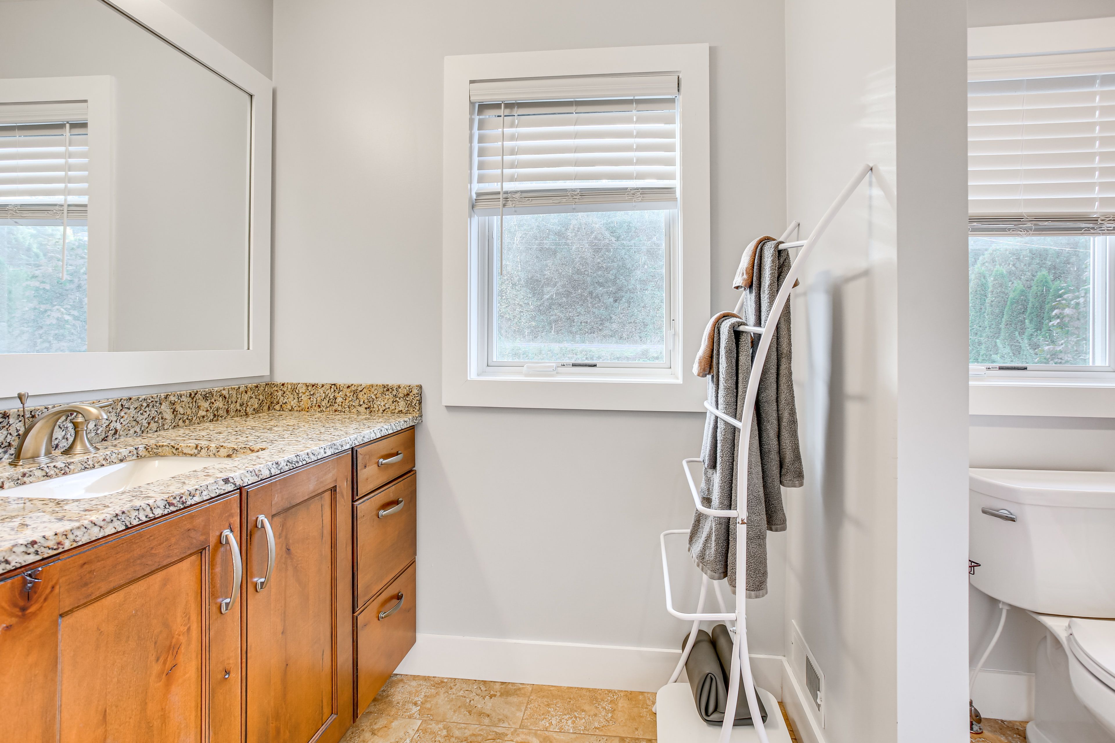 Full Bathroom | Towels Provided | 2nd Floor