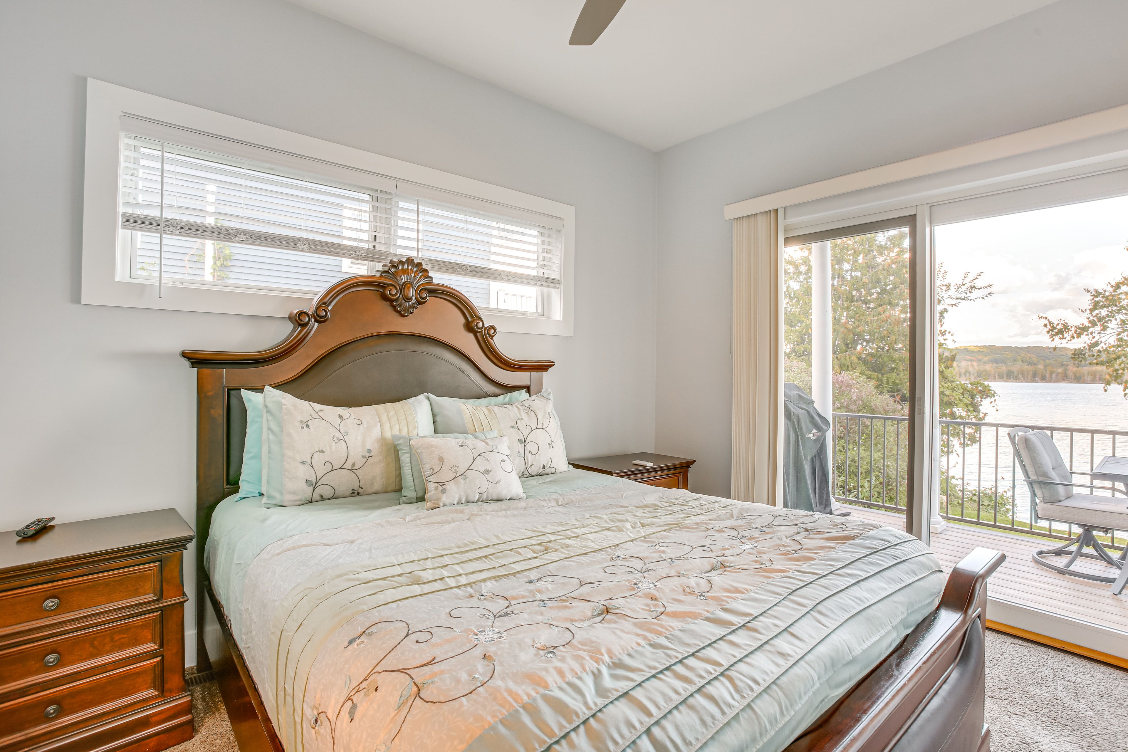 Bedroom Suite | Queen Bed | Smart TV | 1st Floor