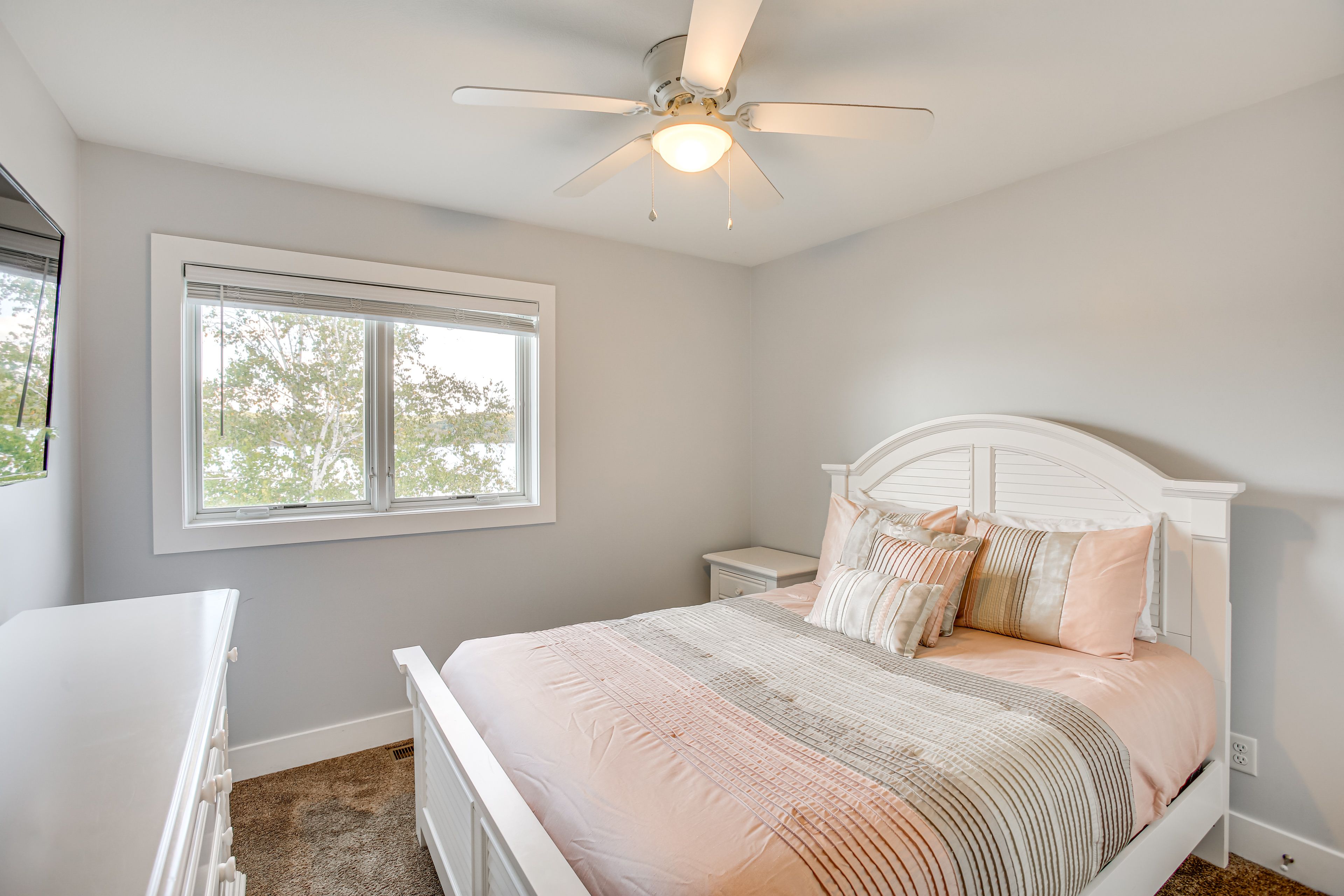 Bedroom 2 | Queen Bed | Smart TV | 2nd Floor