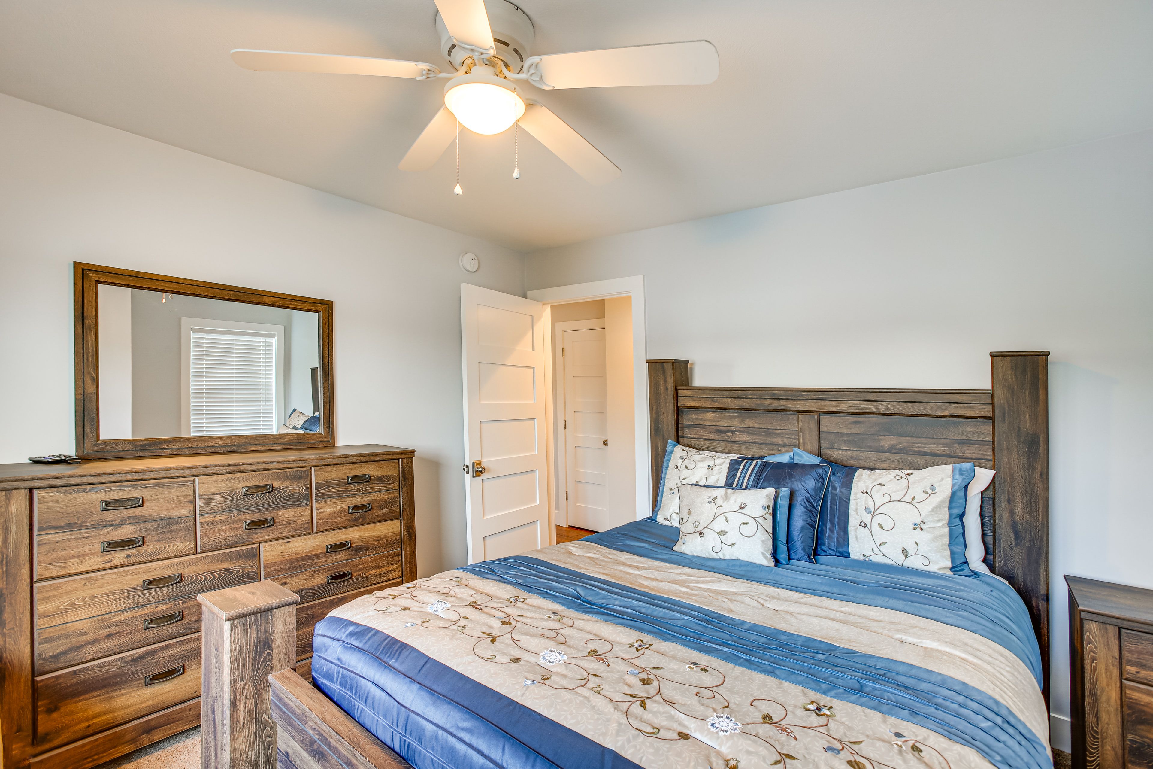 Bedroom 3 | Queen Bed | Smart TV | 2nd Floor