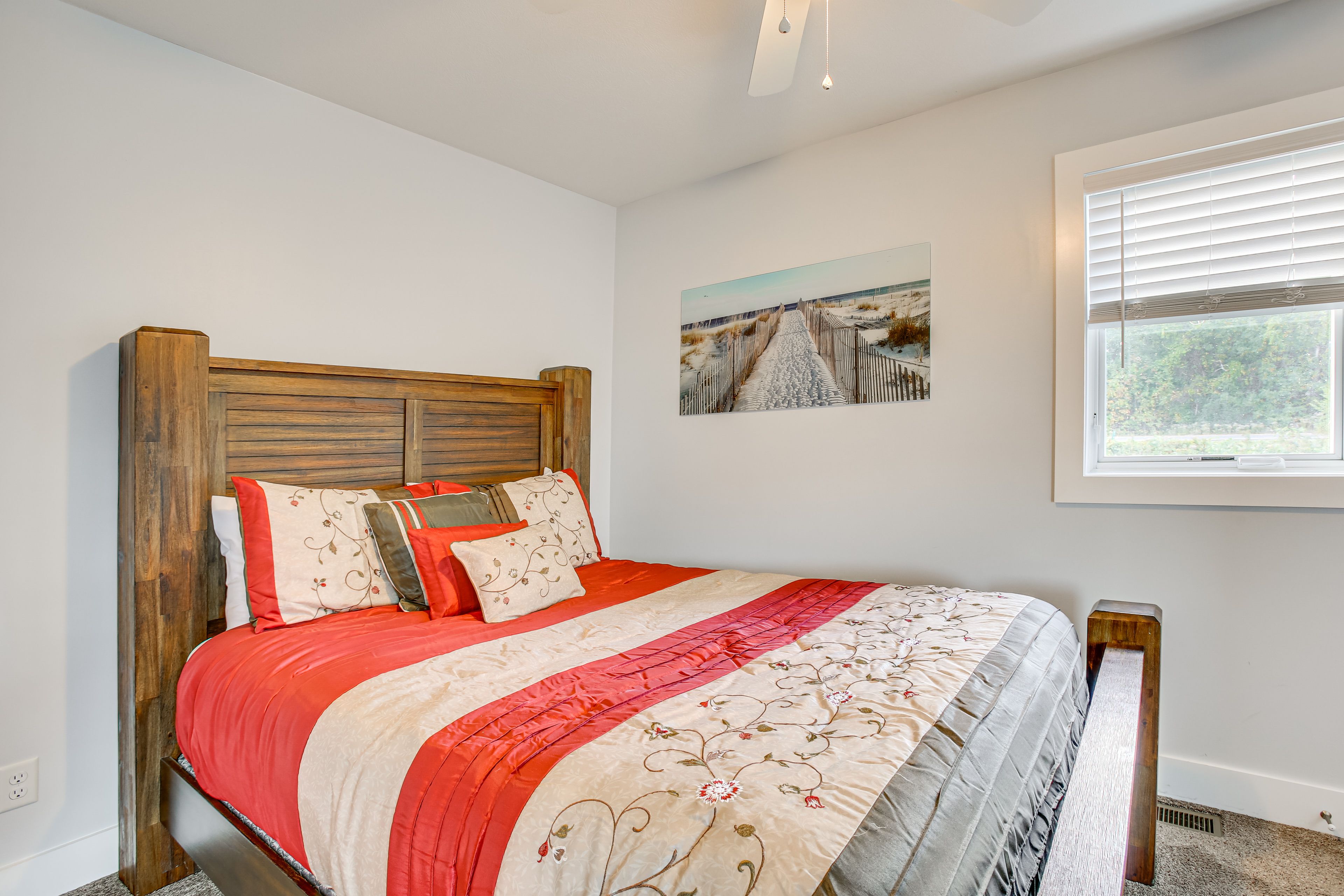 Bedroom 4 | Queen Bed | Smart TV | 2nd Floor