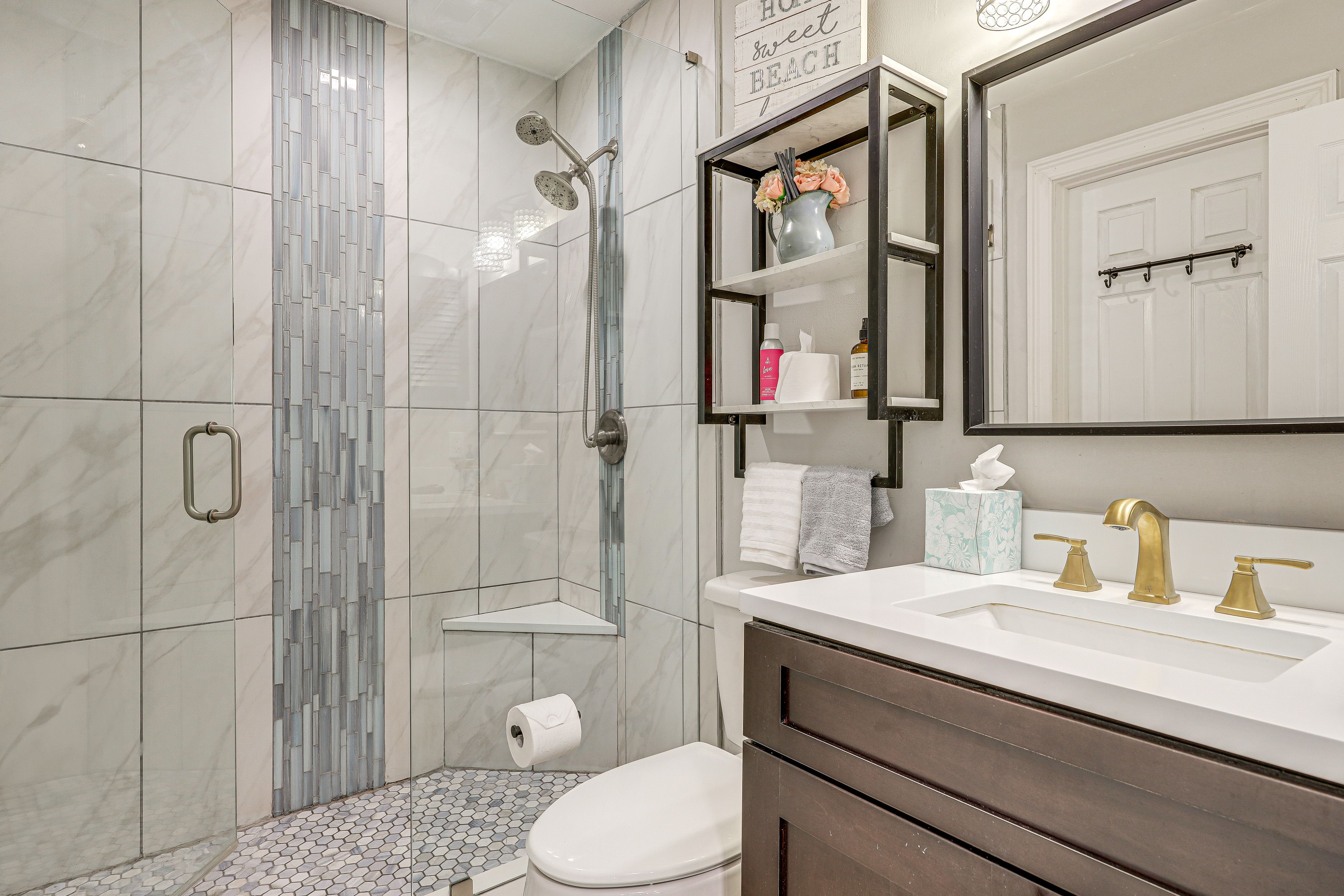 Full Bathroom | 1st Floor | Complimentary Toiletries | Towels Provided