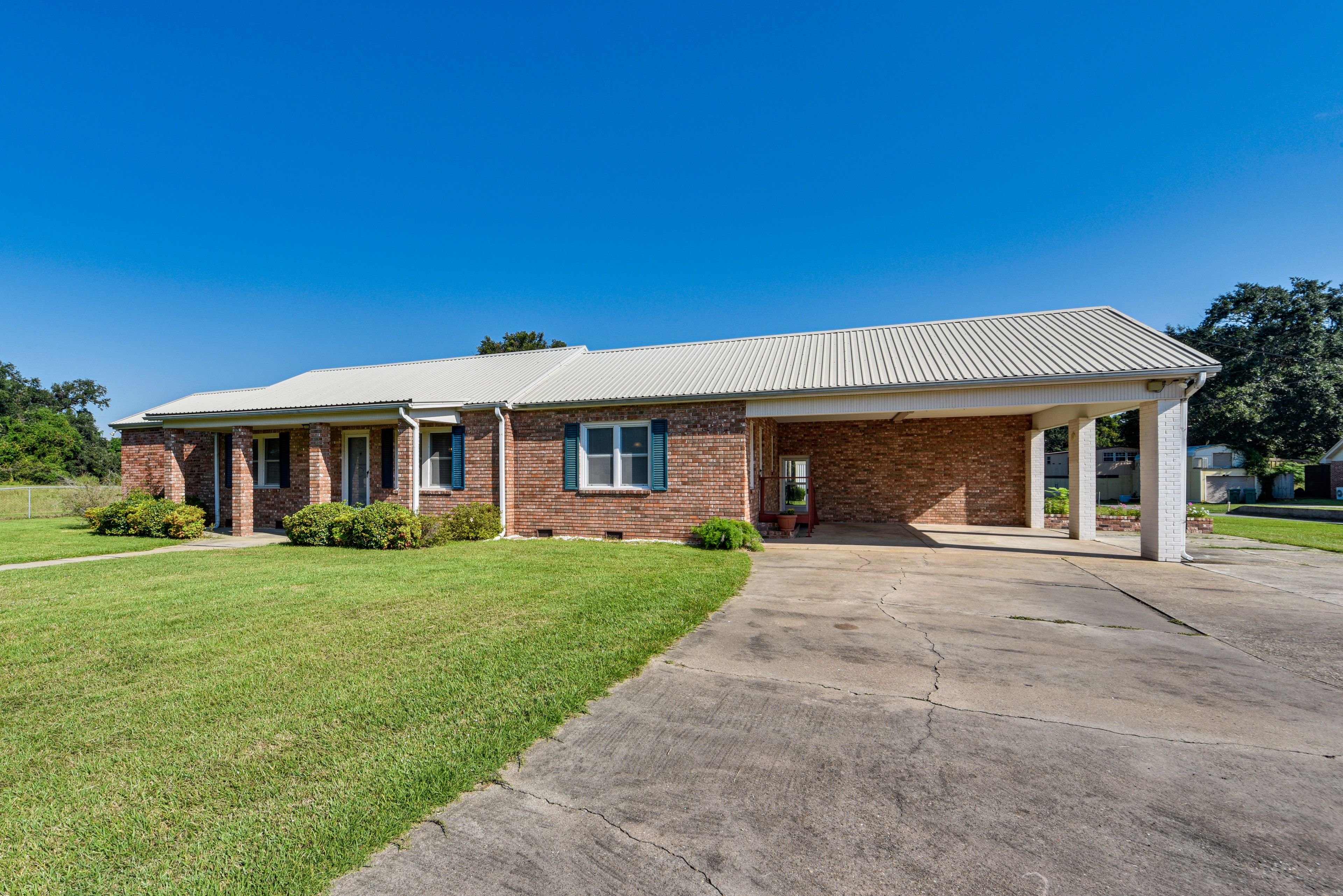 Parking | Driveway (2 Vehicles) | Carport (1 Vehicle)