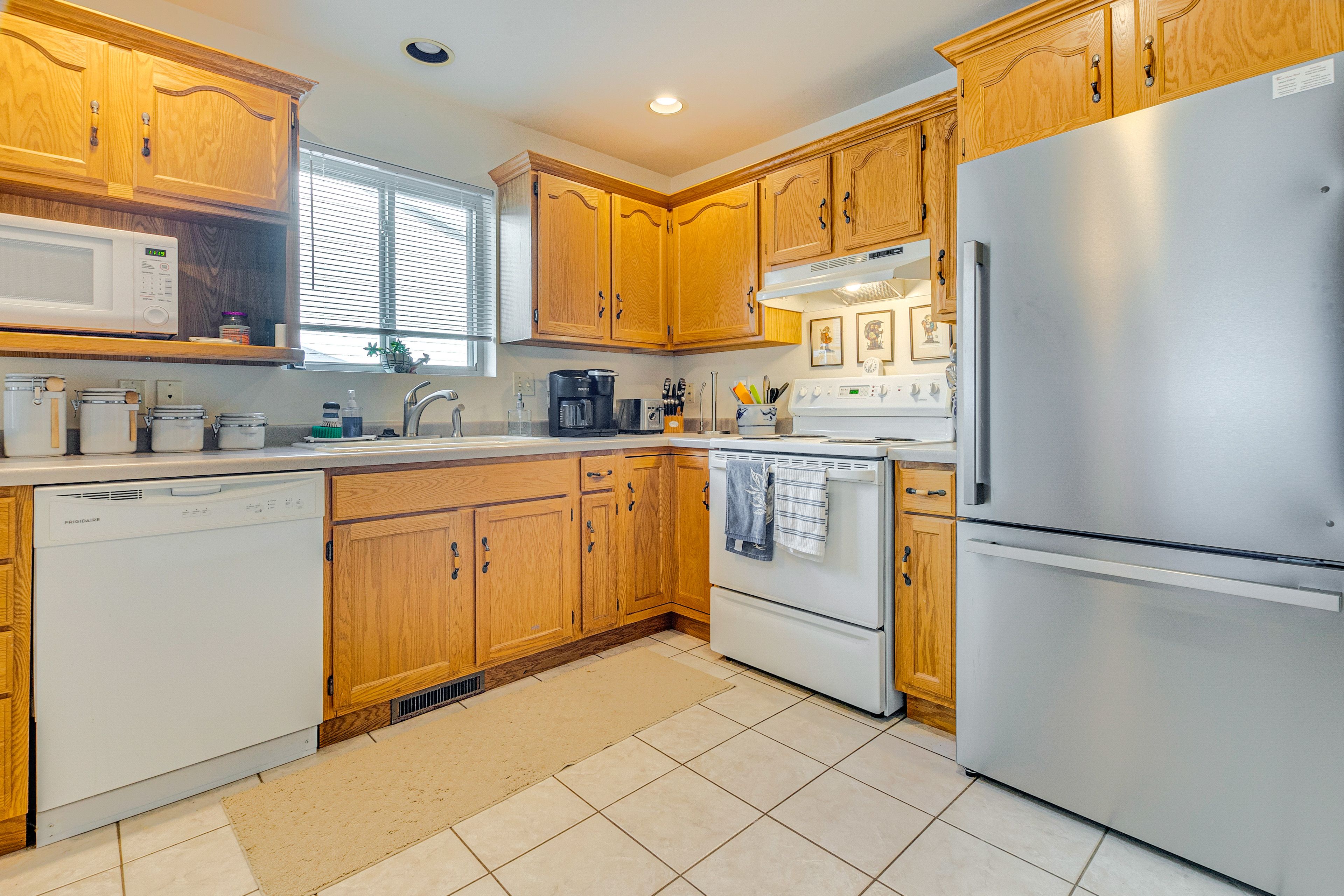 Kitchen | Dual Keurig/Drip Coffee Maker | Dishwasher | Cooking Basics