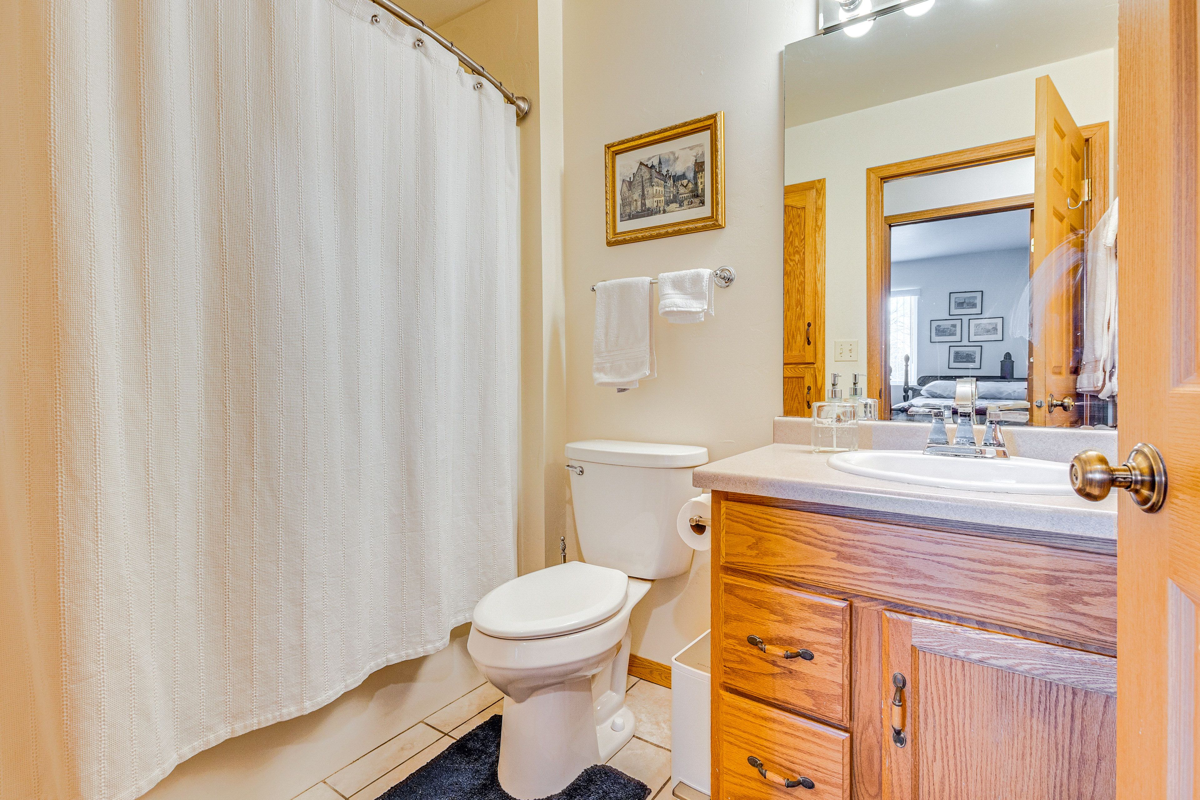 Full Bathroom | Towels Provided