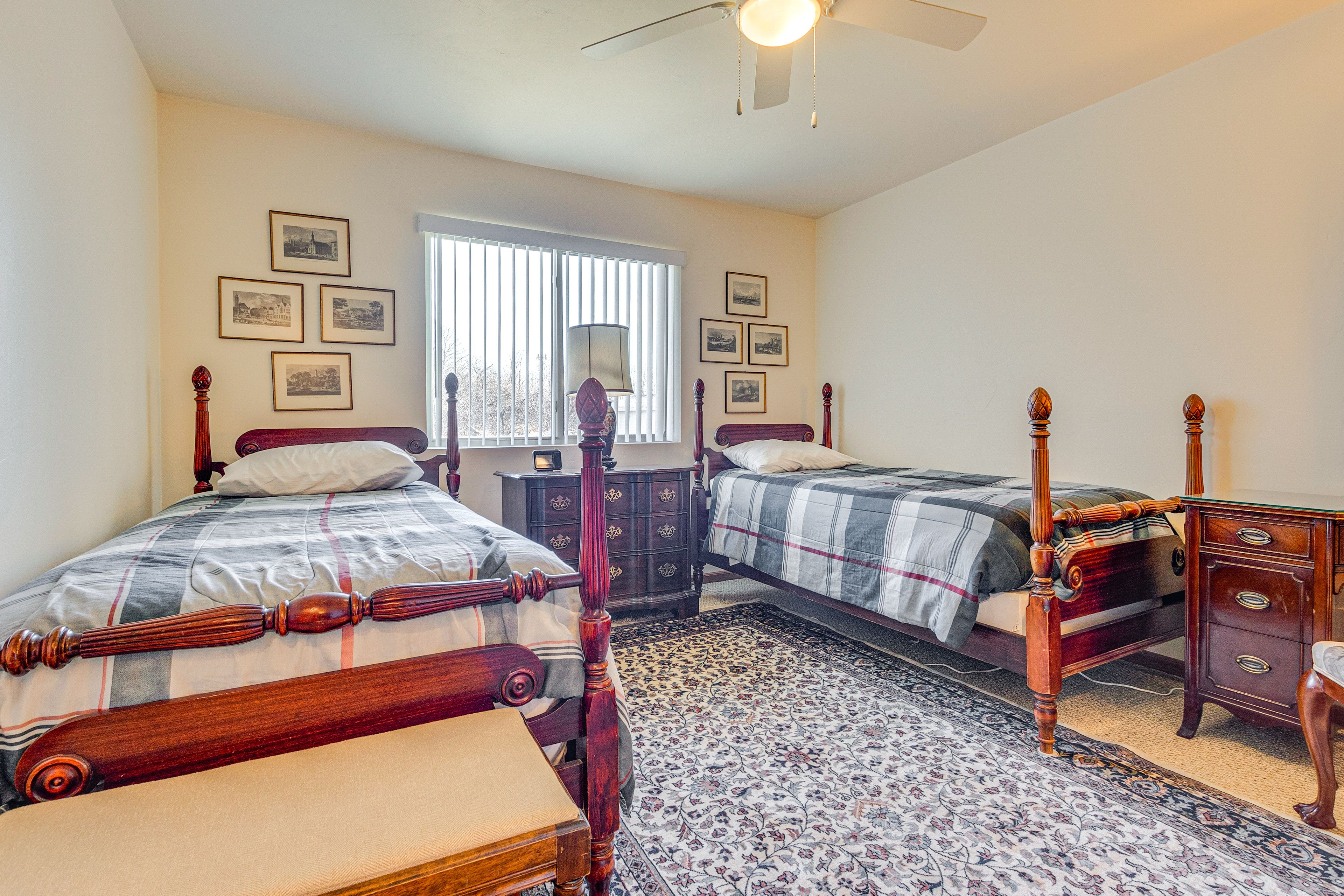 Bedroom 2 | 2 Twin Beds | Desk Workspace