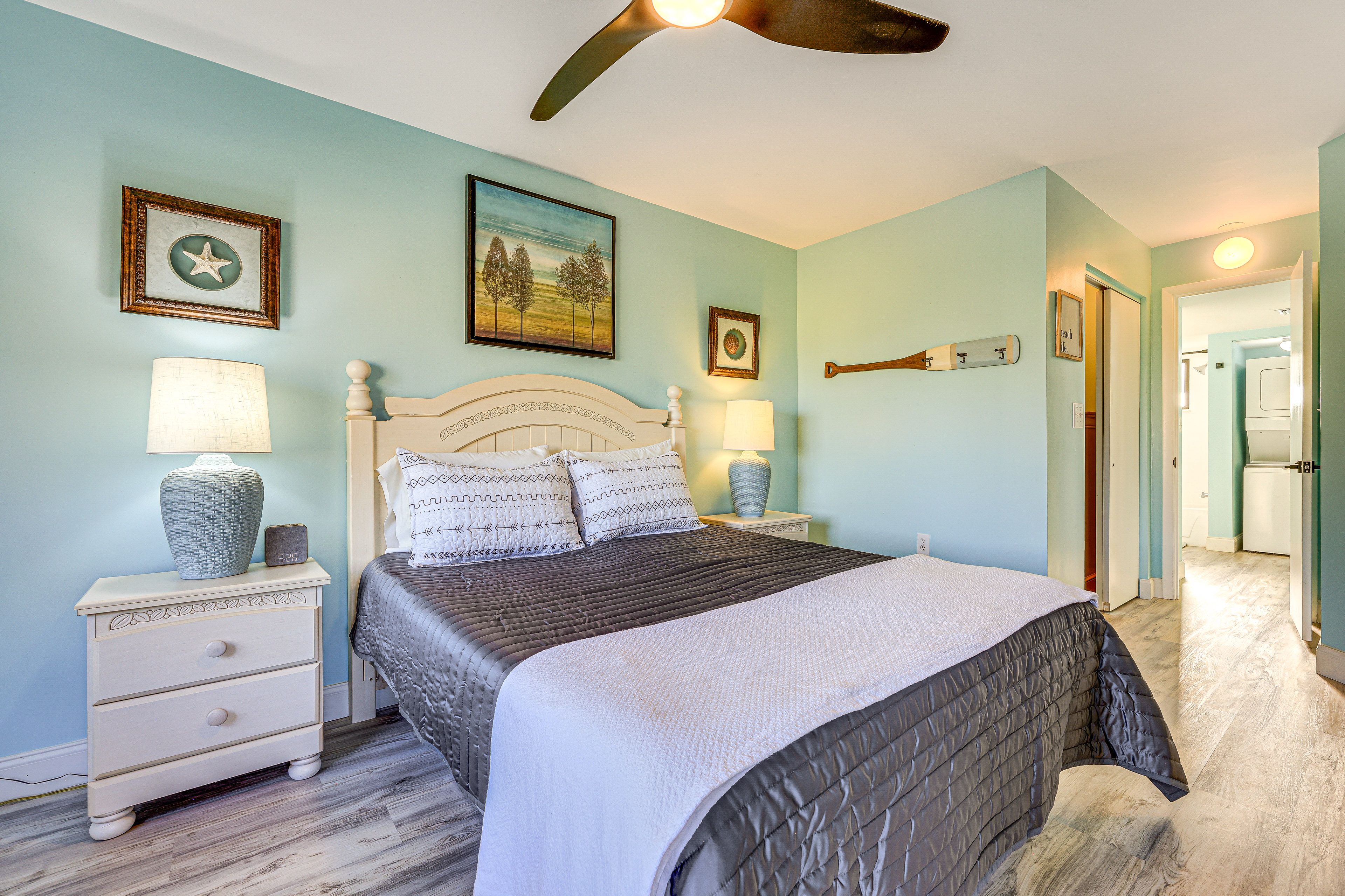 Bedroom Suite | Queen Bed | Desk