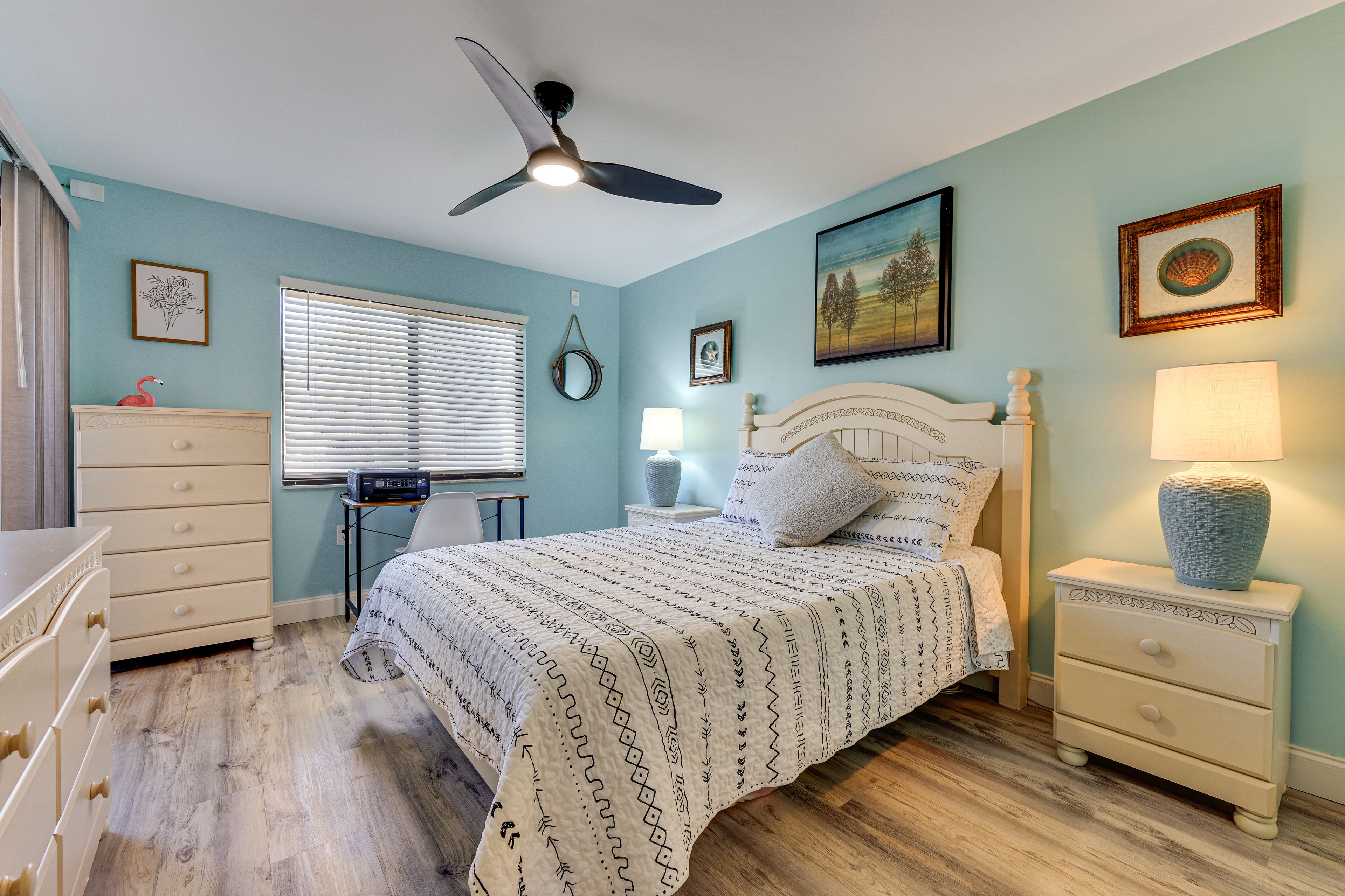 Bedroom Suite | Queen Bed | Desk