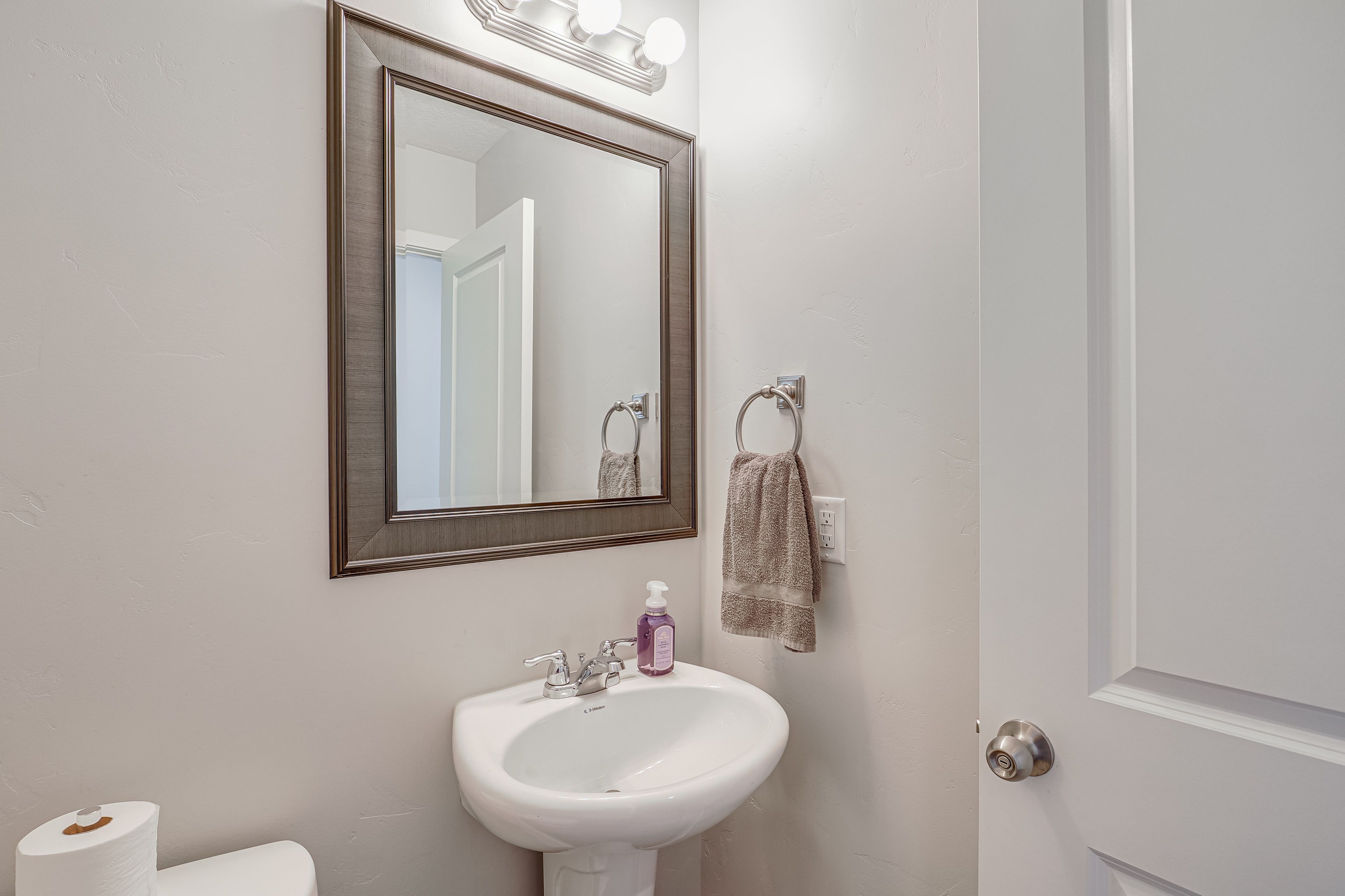 Half Bathroom | 1st Floor | Towels Provided