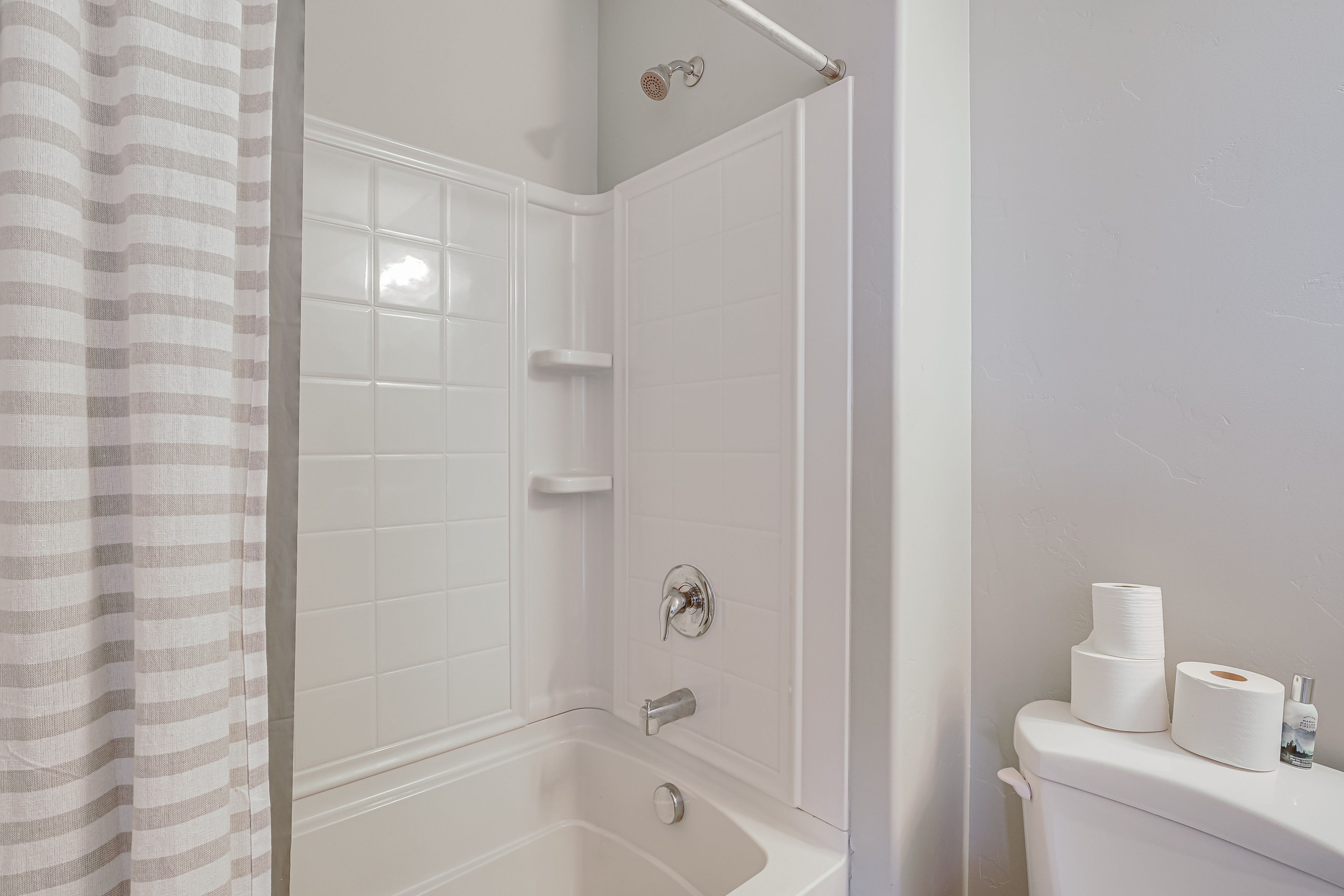 Full Bathroom | 2nd Floor | Shower/Tub Combo