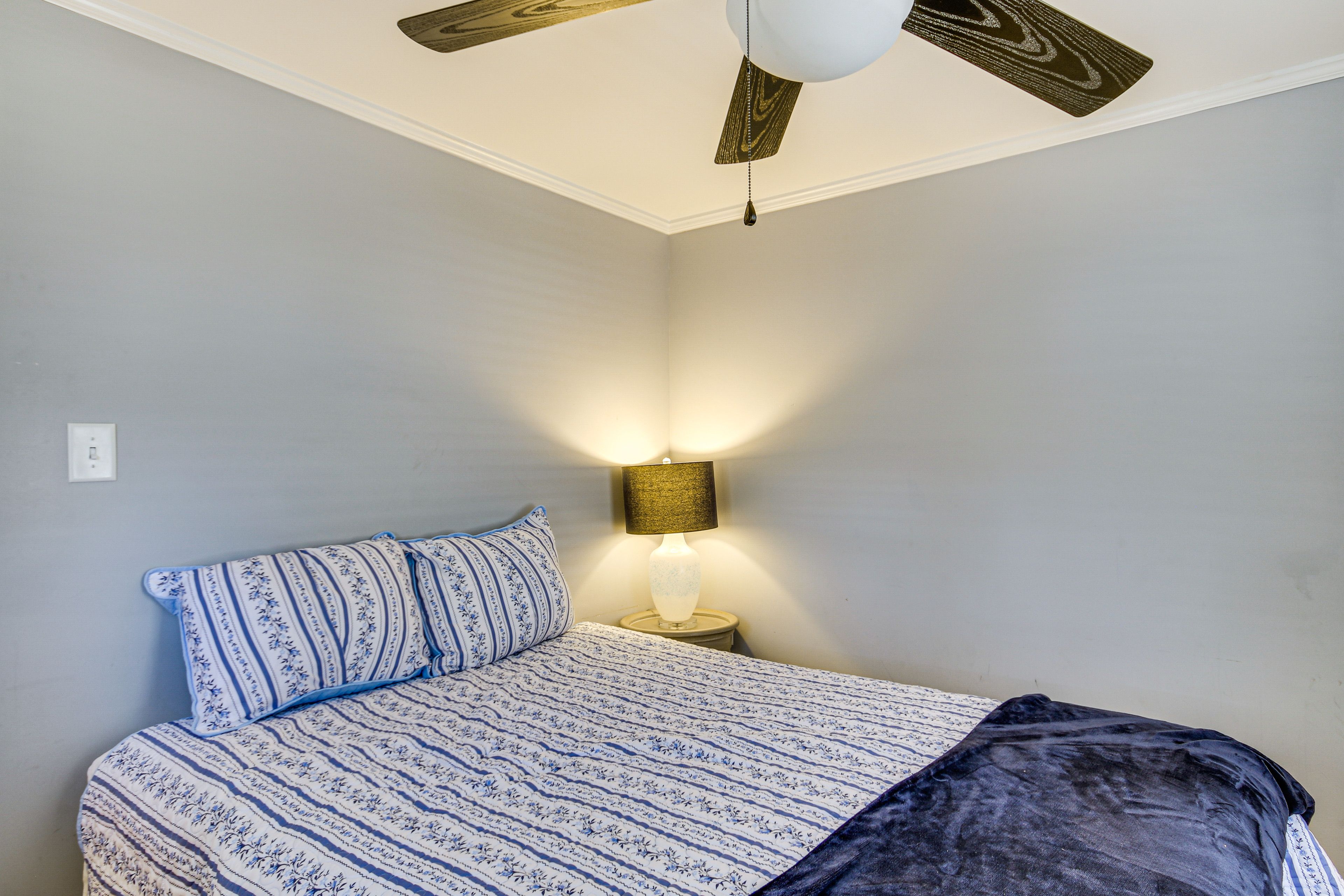 Bedroom 1 | Queen Bed