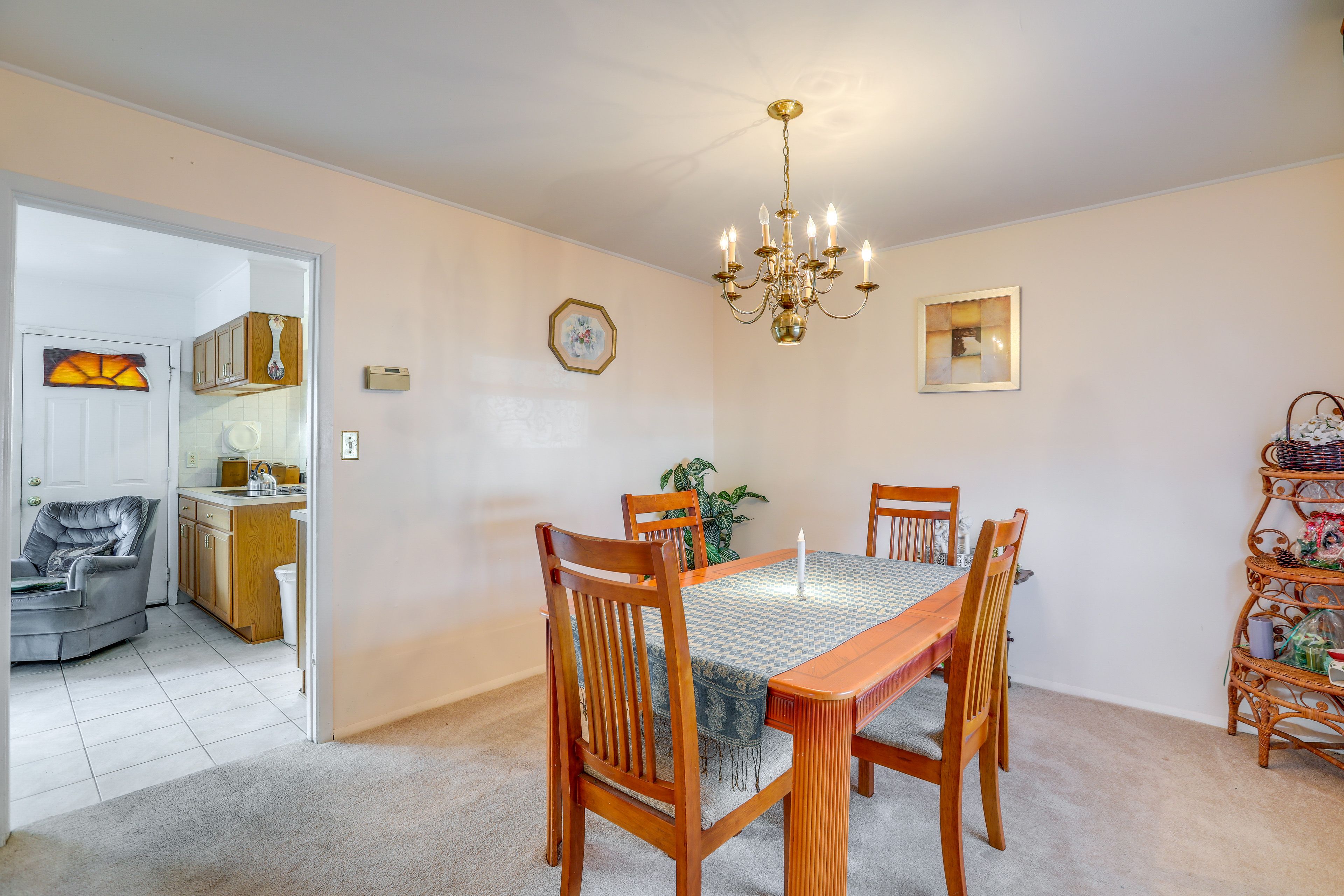 Dining Area | Dishware/Flatware Provided | 1st Floor